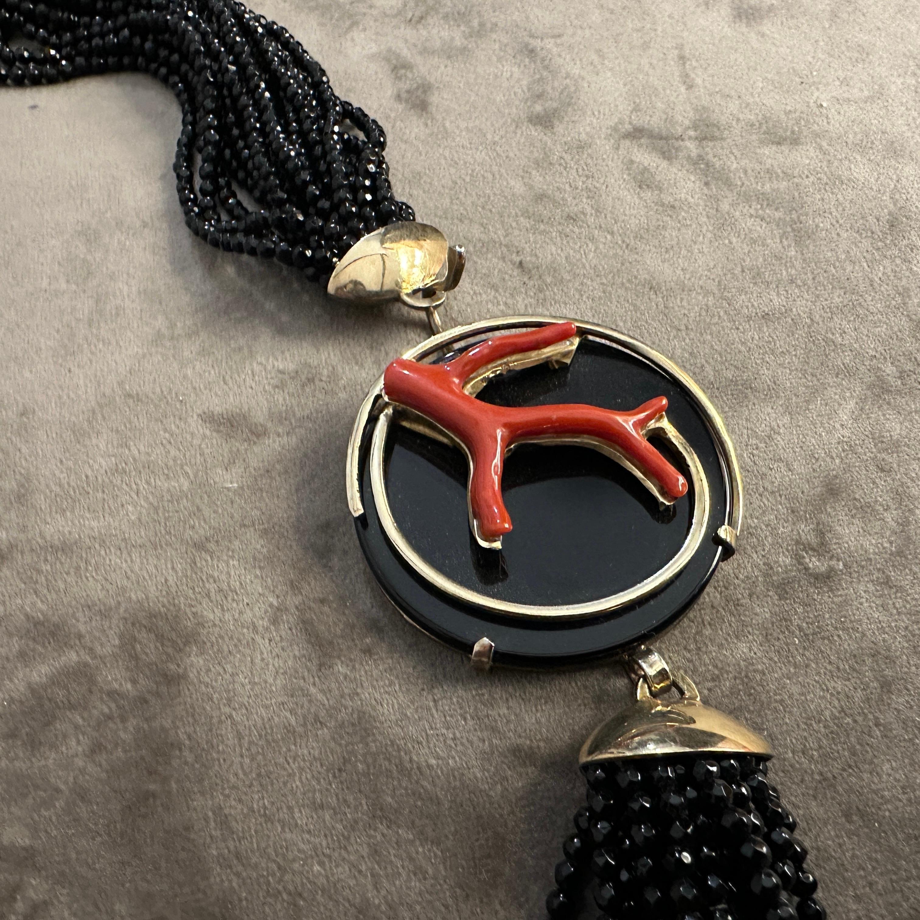 Eine mehrsträngige italienische Halskette aus schwarzem Onyx und mediterraner Koralle aus den 1990er Jahren im Angebot 3
