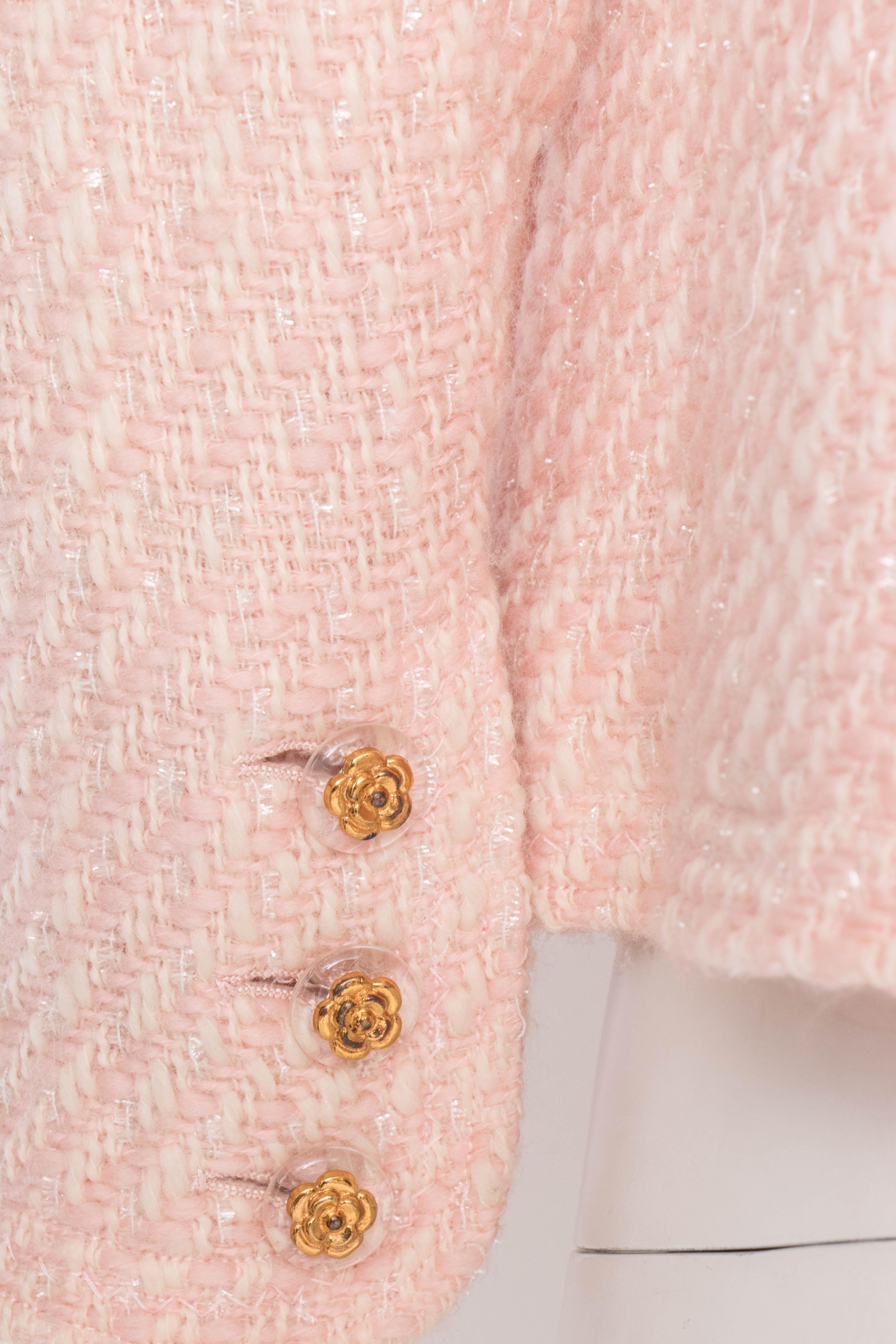 A 1990s Chanel Pink Boucle Cropped Jacket  In Good Condition In Copenhagen, DK