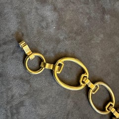 Ein Modeschmuck-Armband aus vergoldetem Metall in Form einer Münze aus den 1990er Jahren im Stil von Bulgari