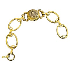 Un bracciale con monete in metallo dorato degli anni ’90, in stile Bulgari