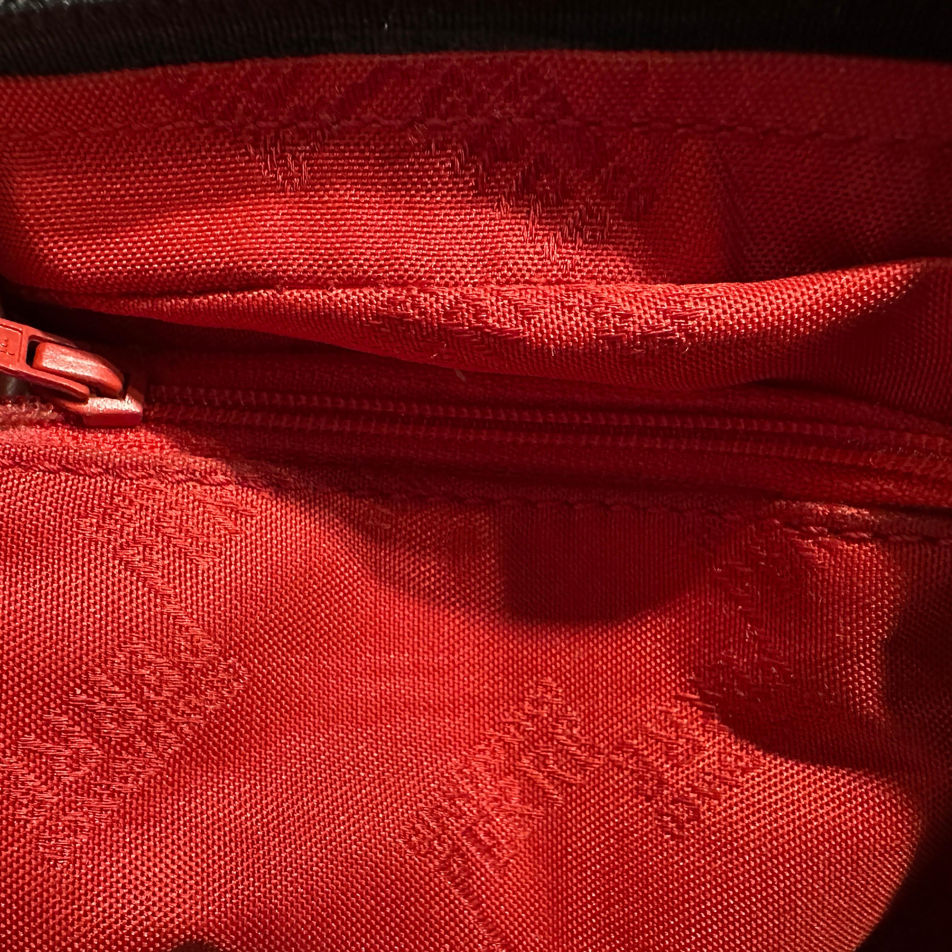 Sac à main italien en cuir noir et laiton de Gianfranco Ferrè, datant des années 1990. en vente 5
