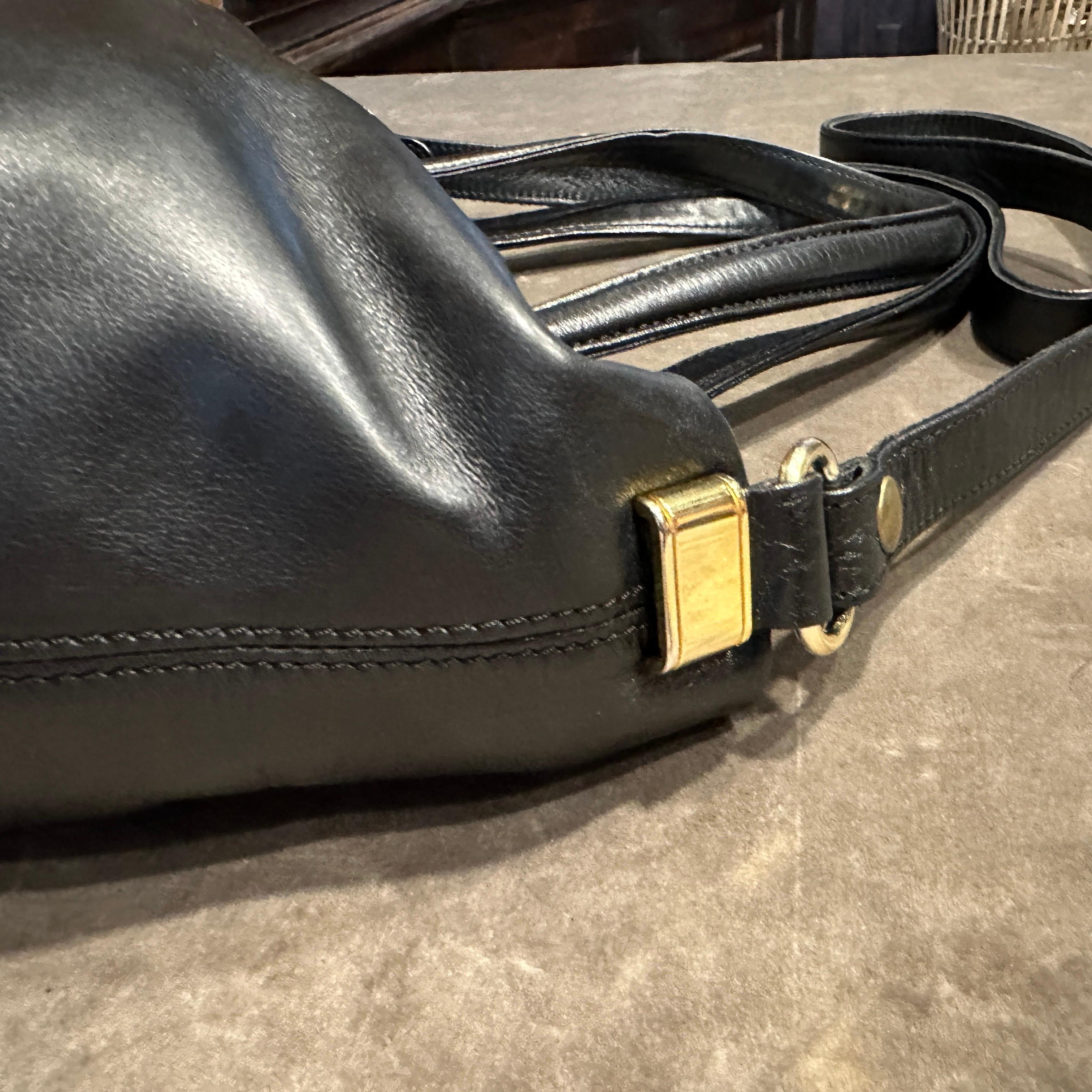 Sac à main italien en cuir noir et laiton de Gianfranco Ferrè, datant des années 1990. en vente 7