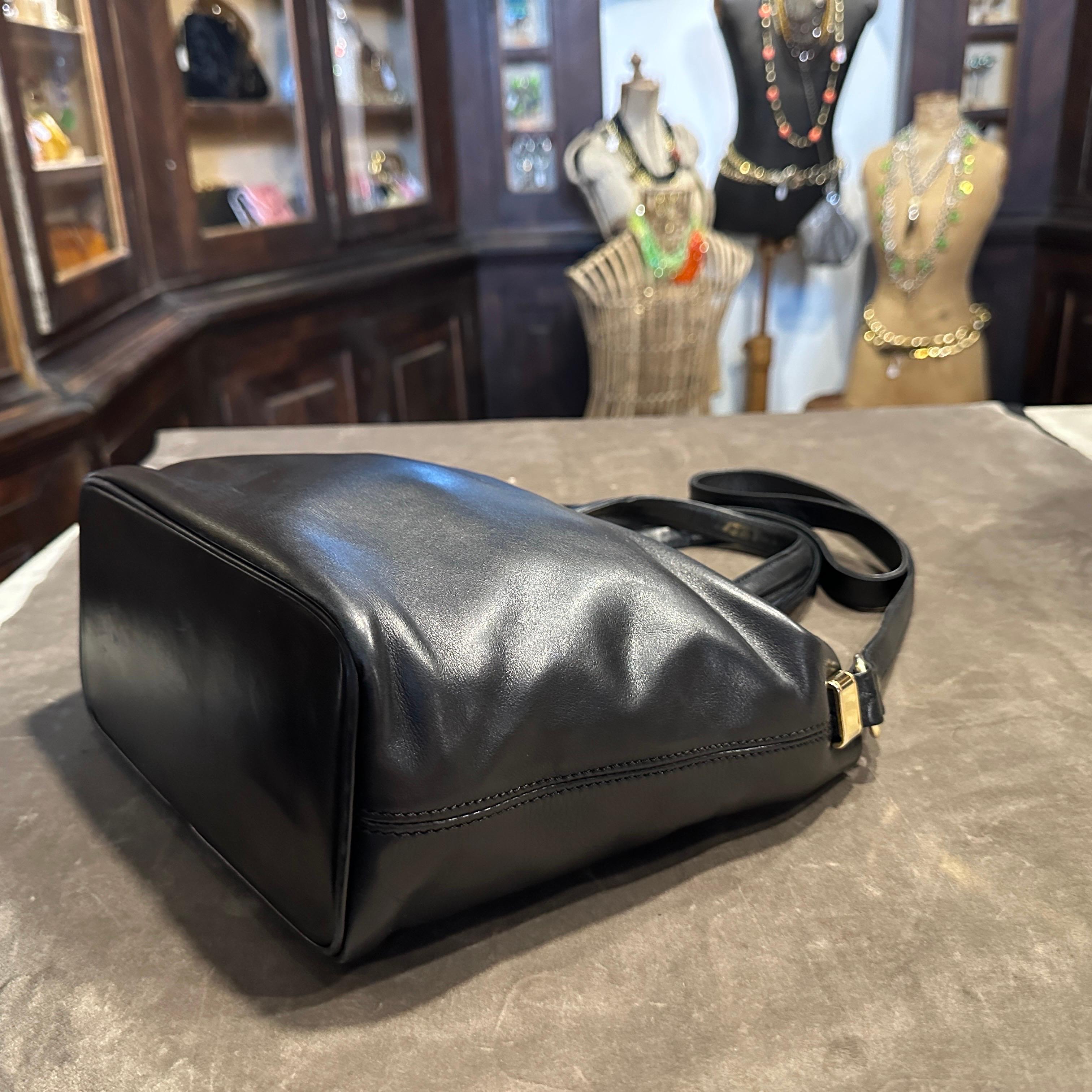 Sac à main italien en cuir noir et laiton de Gianfranco Ferrè, datant des années 1990. en vente 8
