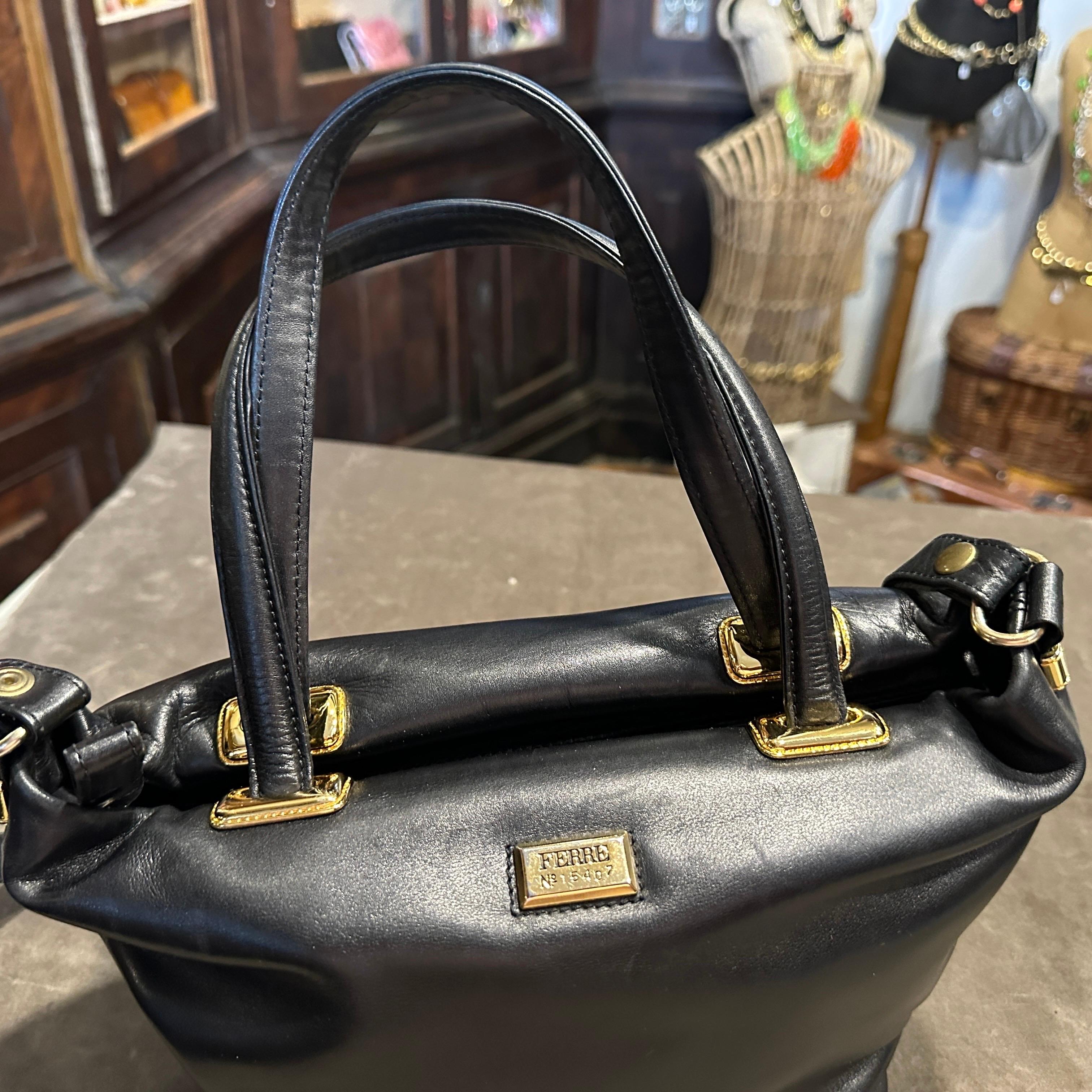 Sac à main italien en cuir noir et laiton de Gianfranco Ferrè, datant des années 1990. en vente 9