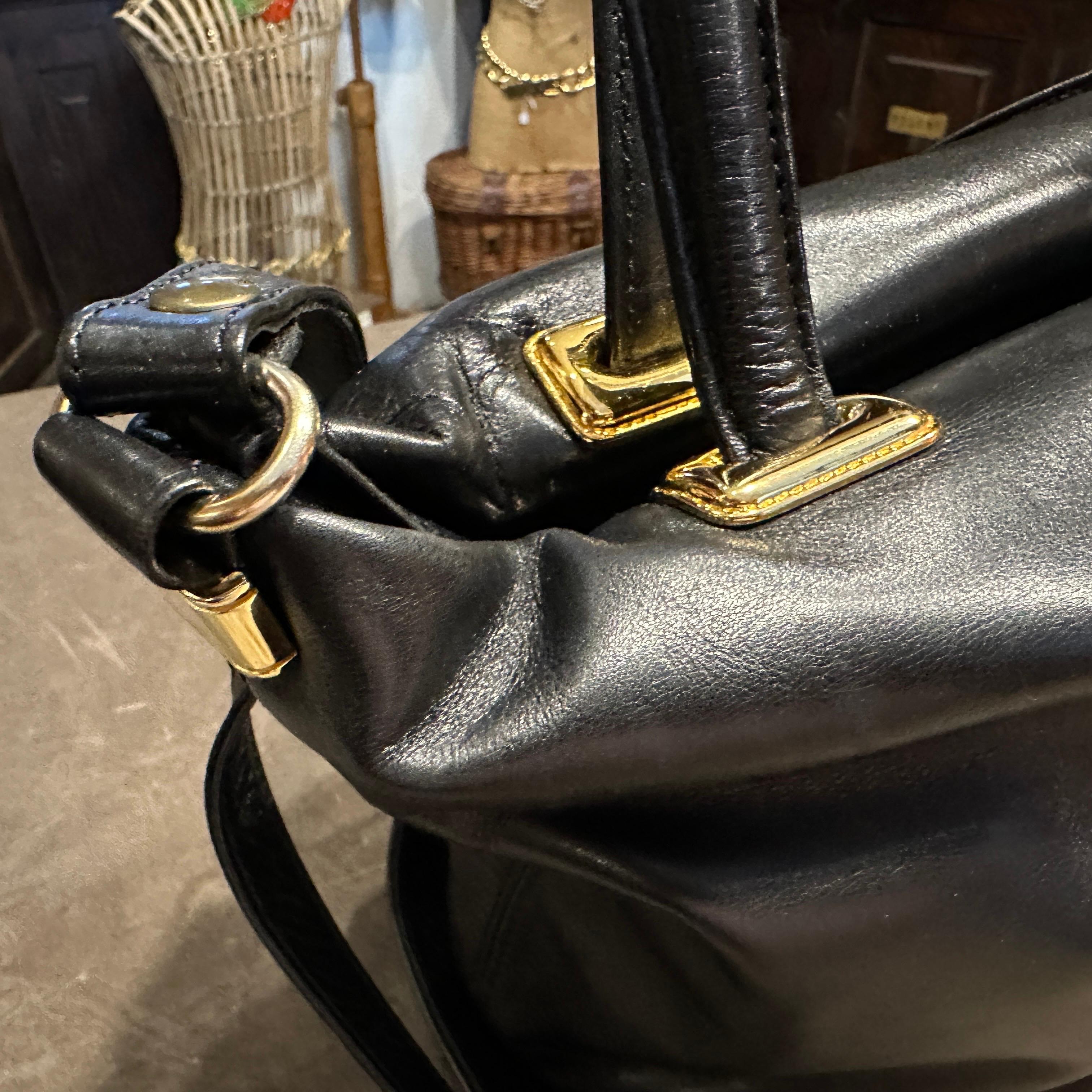 Noir Sac à main italien en cuir noir et laiton de Gianfranco Ferrè, datant des années 1990. en vente