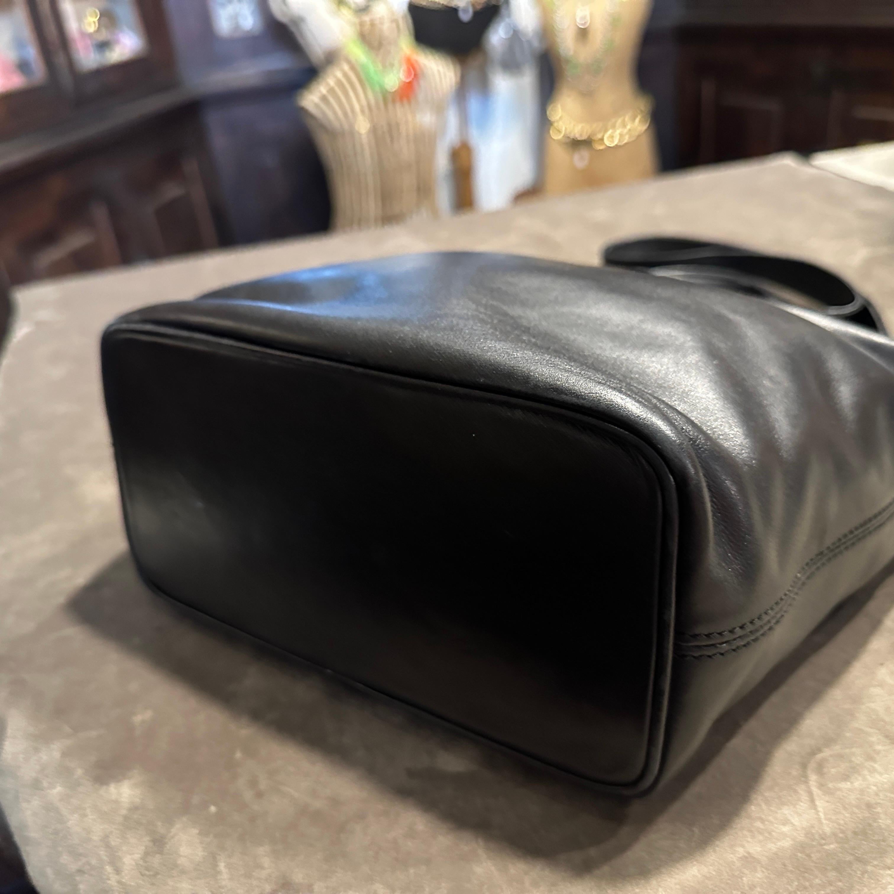 Sac à main italien en cuir noir et laiton de Gianfranco Ferrè, datant des années 1990. en vente 1