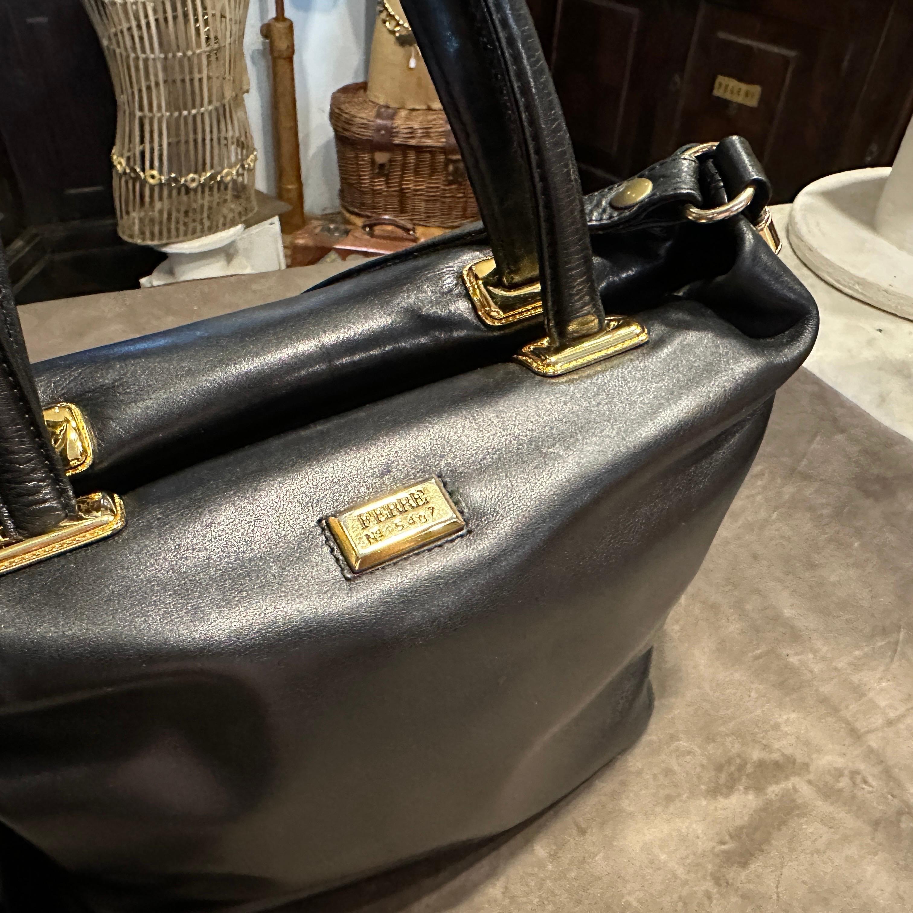 Sac à main italien en cuir noir et laiton de Gianfranco Ferrè, datant des années 1990. en vente 2