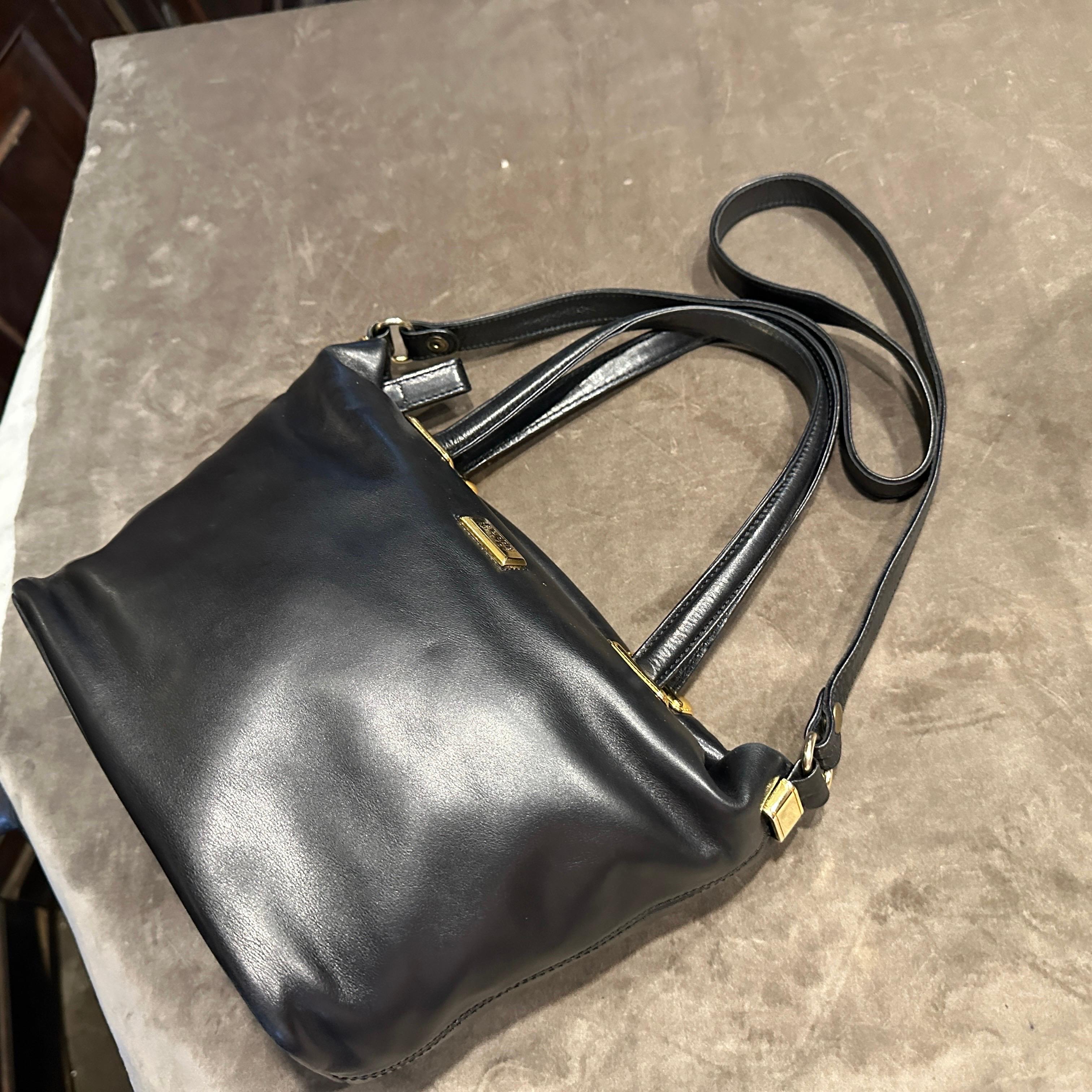 Sac à main italien en cuir noir et laiton de Gianfranco Ferrè, datant des années 1990. en vente 3