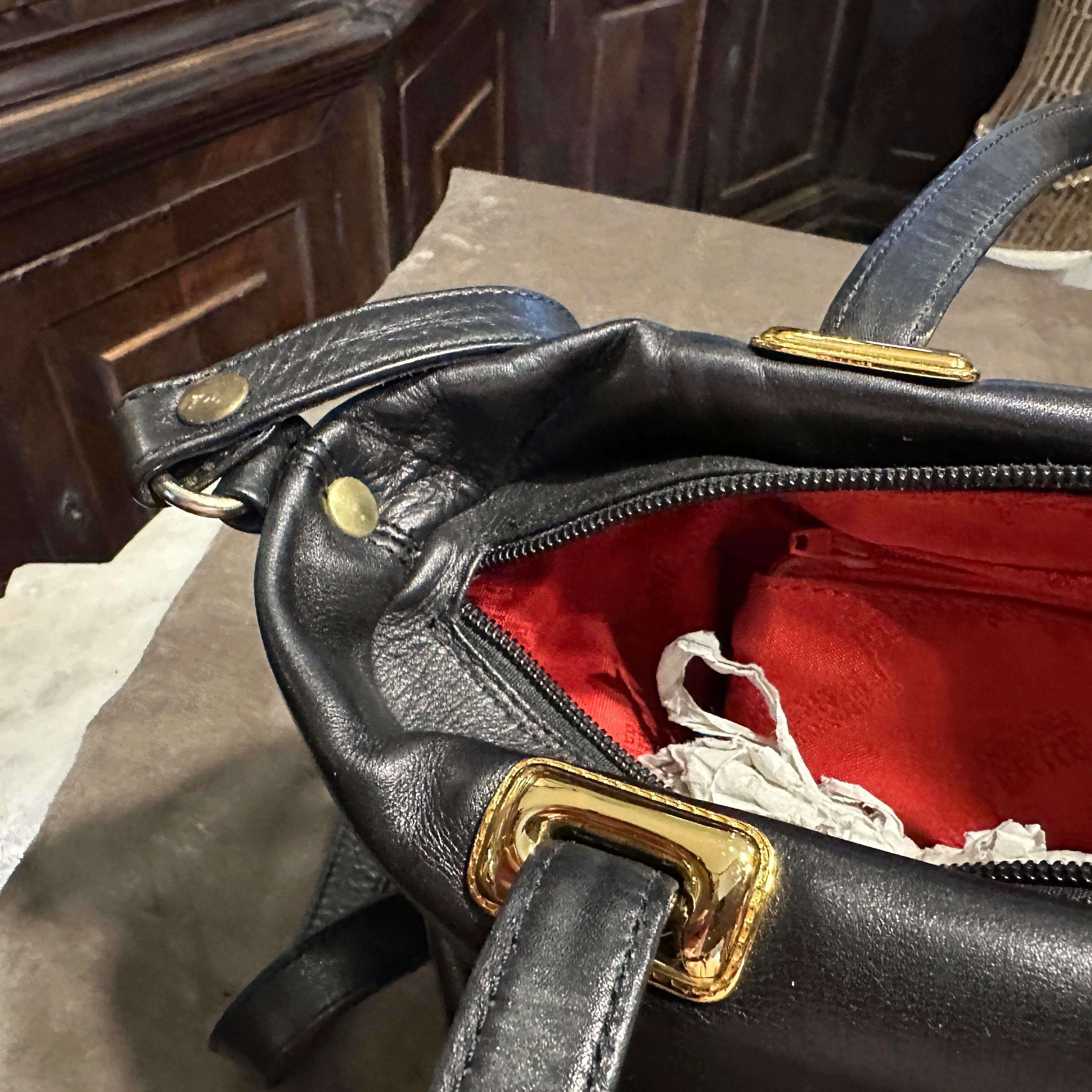 Sac à main italien en cuir noir et laiton de Gianfranco Ferrè, datant des années 1990. en vente 4