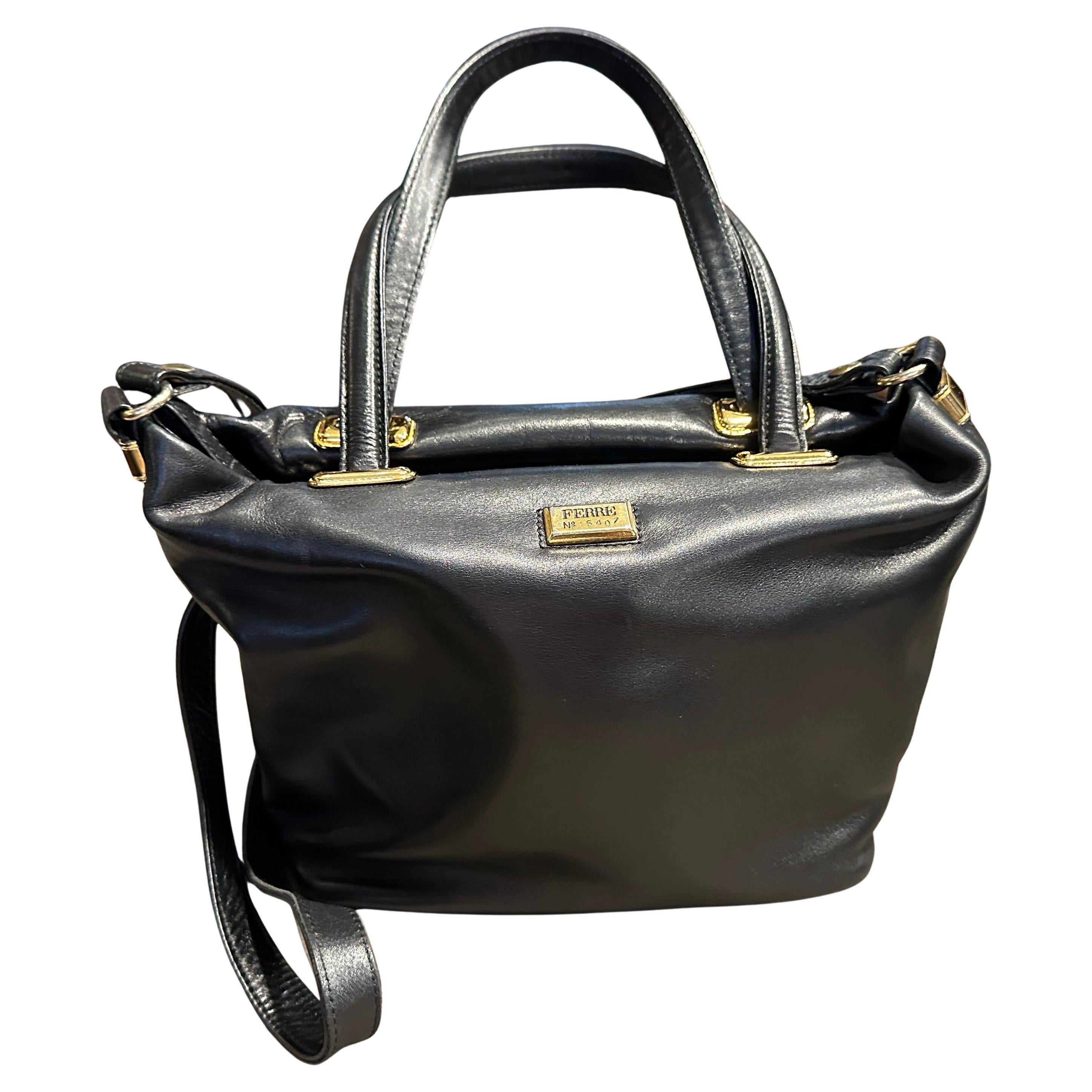 Sac à main italien en cuir noir et laiton de Gianfranco Ferrè, datant des années 1990. en vente