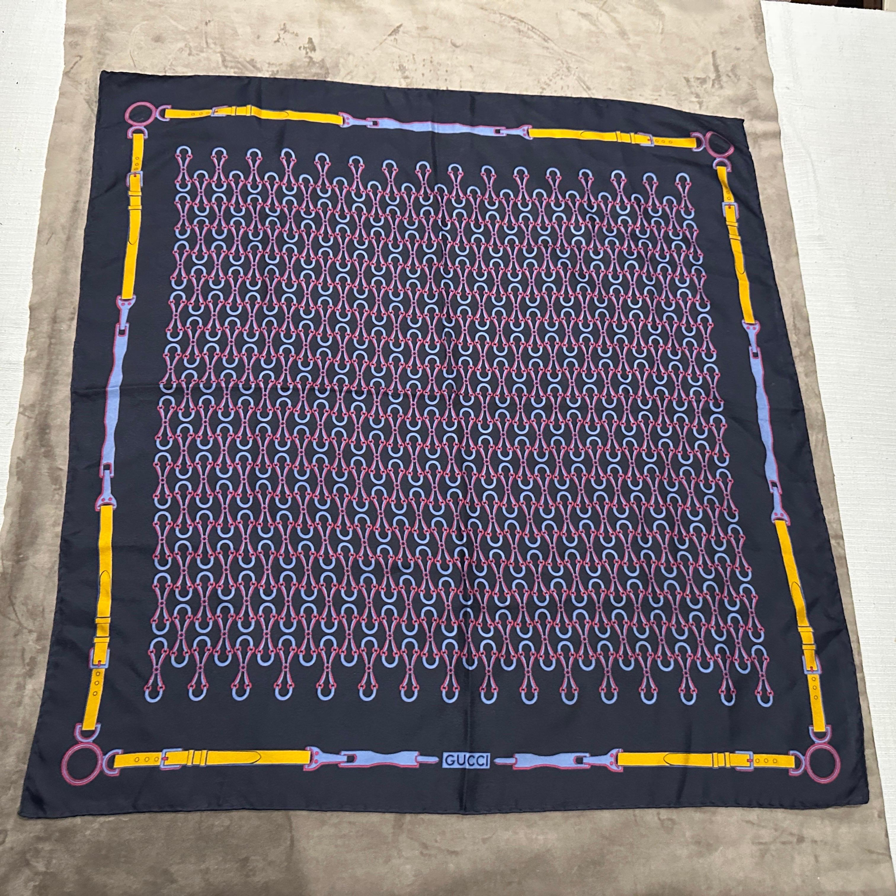 Un foulard in seta con motivo equestre degli anni '90 di Gucci in vendita 5