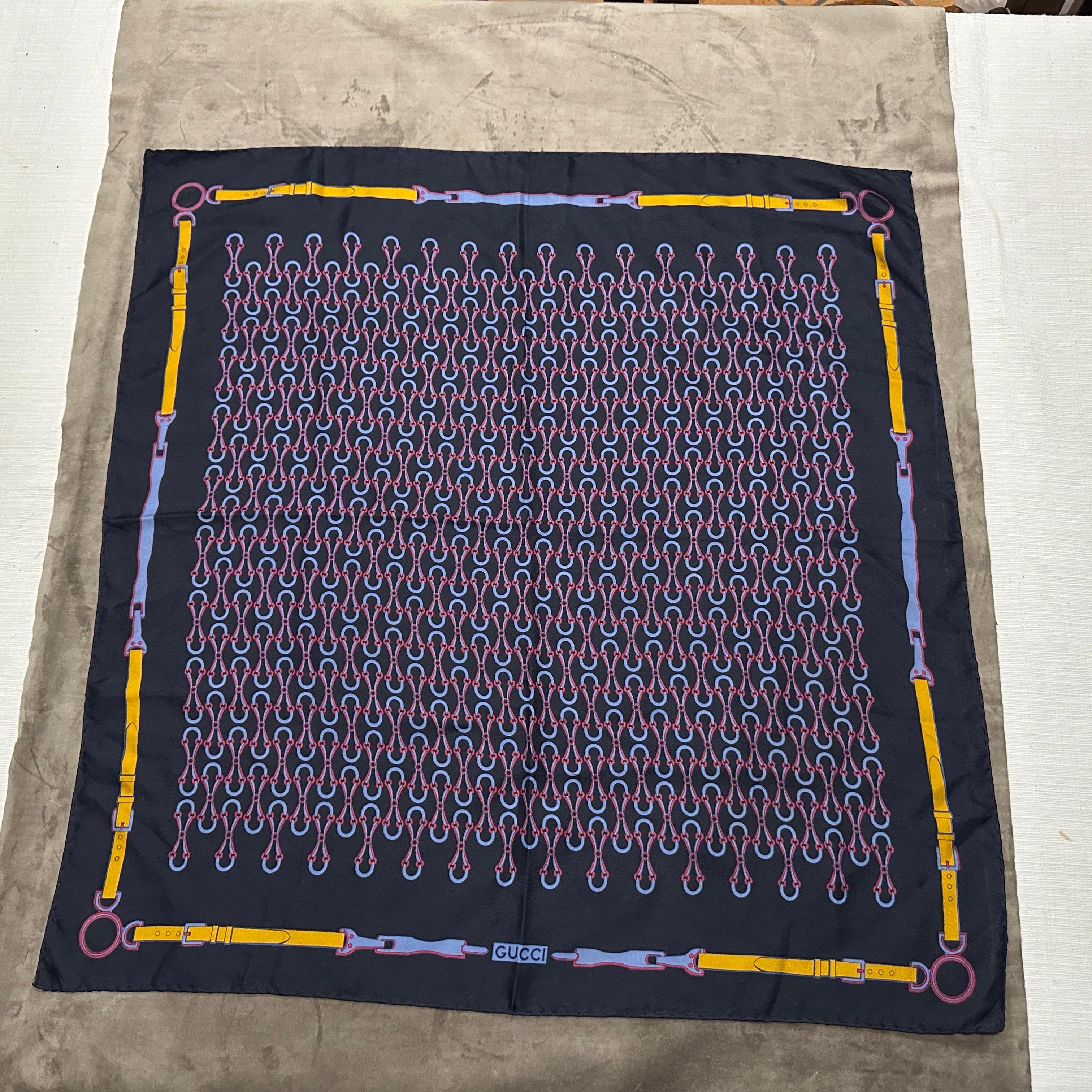 Nero Un foulard in seta con motivo equestre degli anni '90 di Gucci in vendita