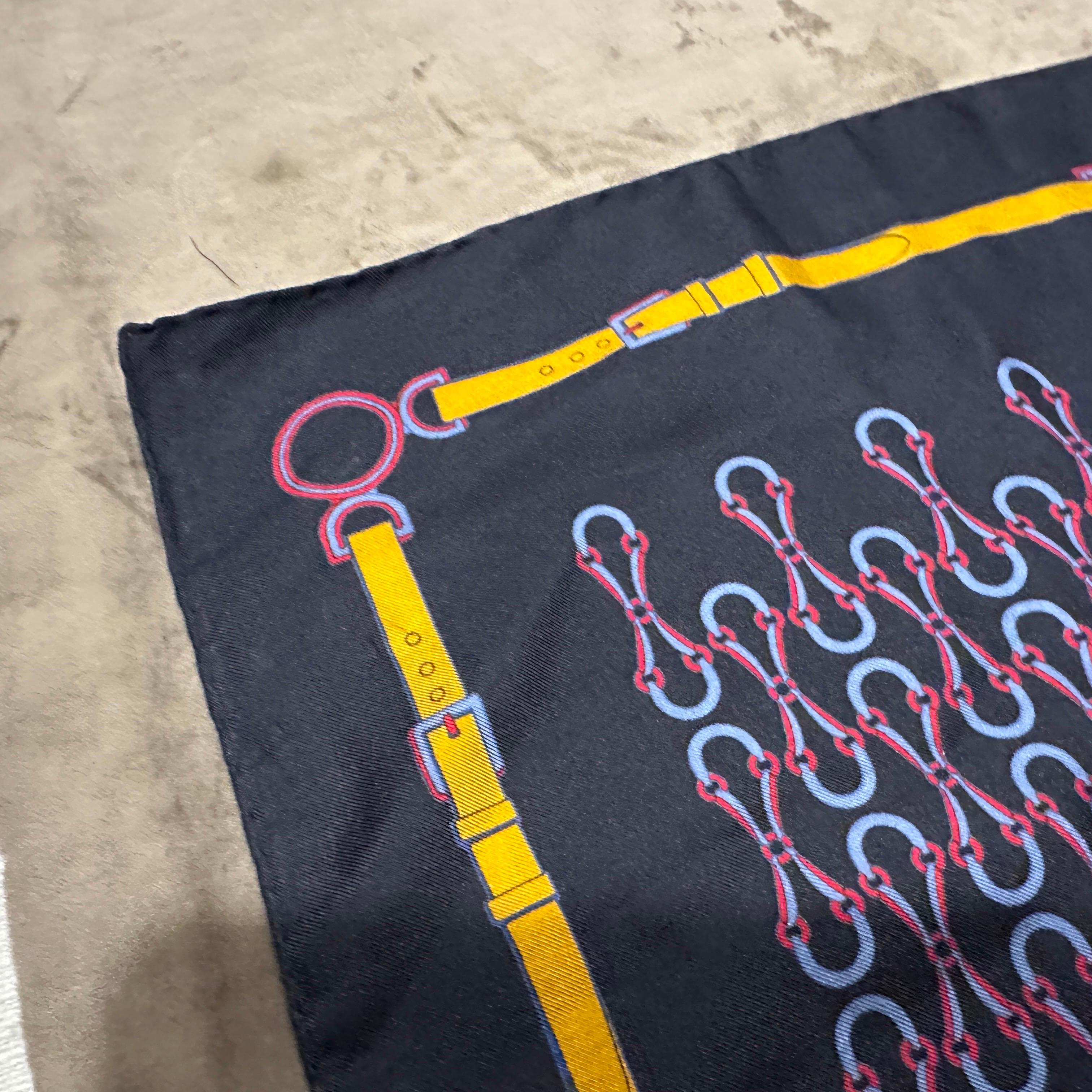 Un foulard in seta con motivo equestre degli anni '90 di Gucci in vendita 1