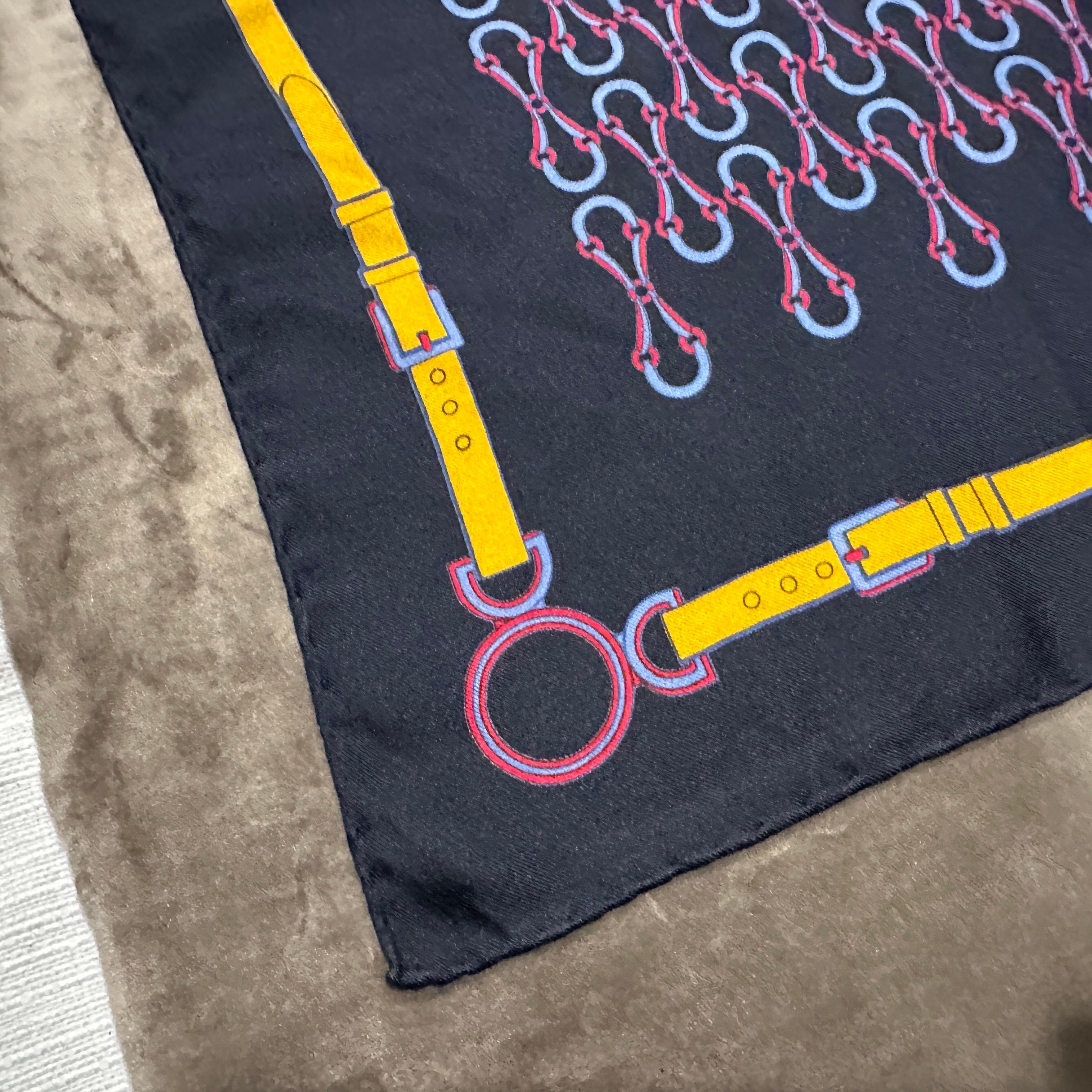 Un foulard in seta con motivo equestre degli anni '90 di Gucci in vendita 2
