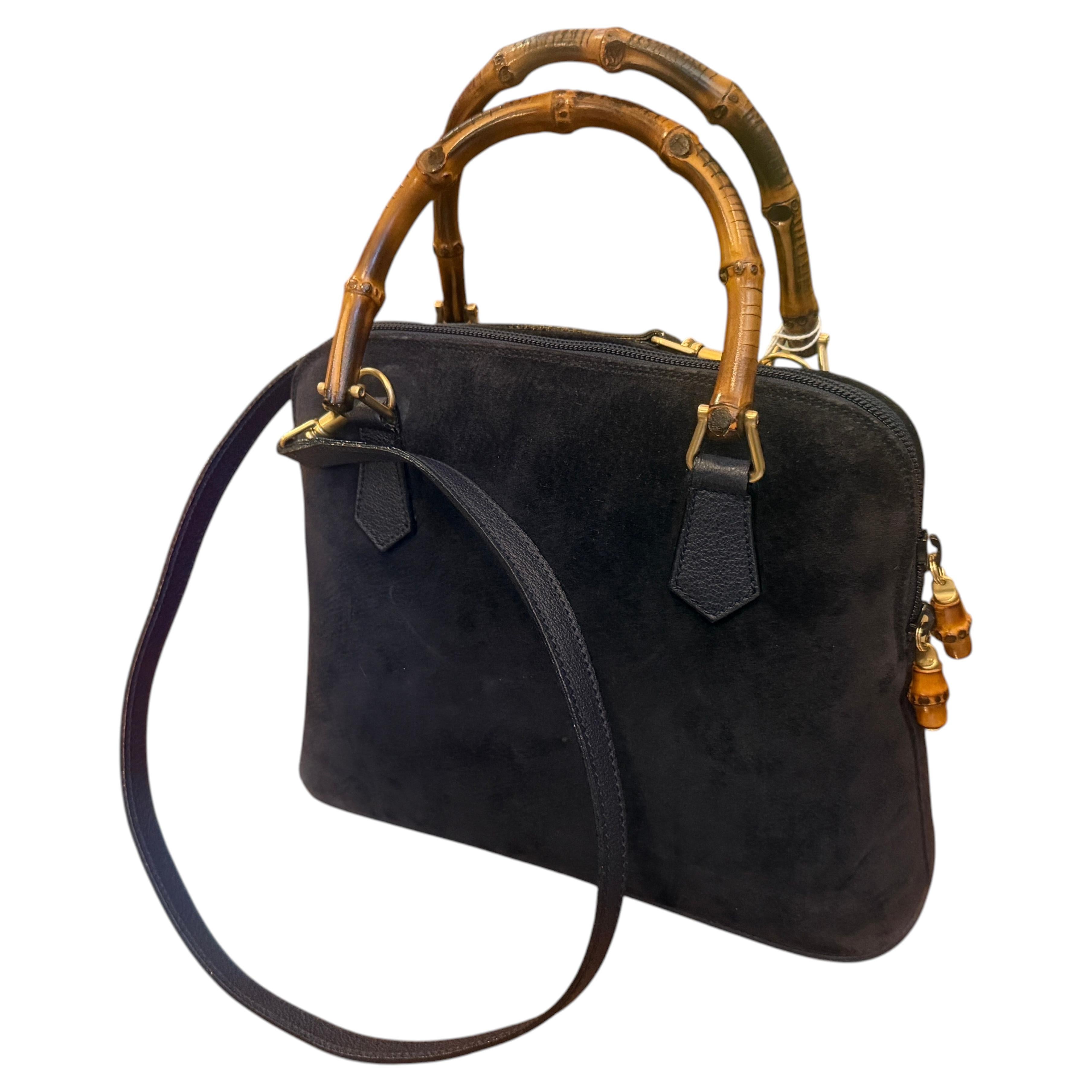 Un'iconica borsa a mano Gucci Bamboo in pelle scamosciata blu navy degli anni '90