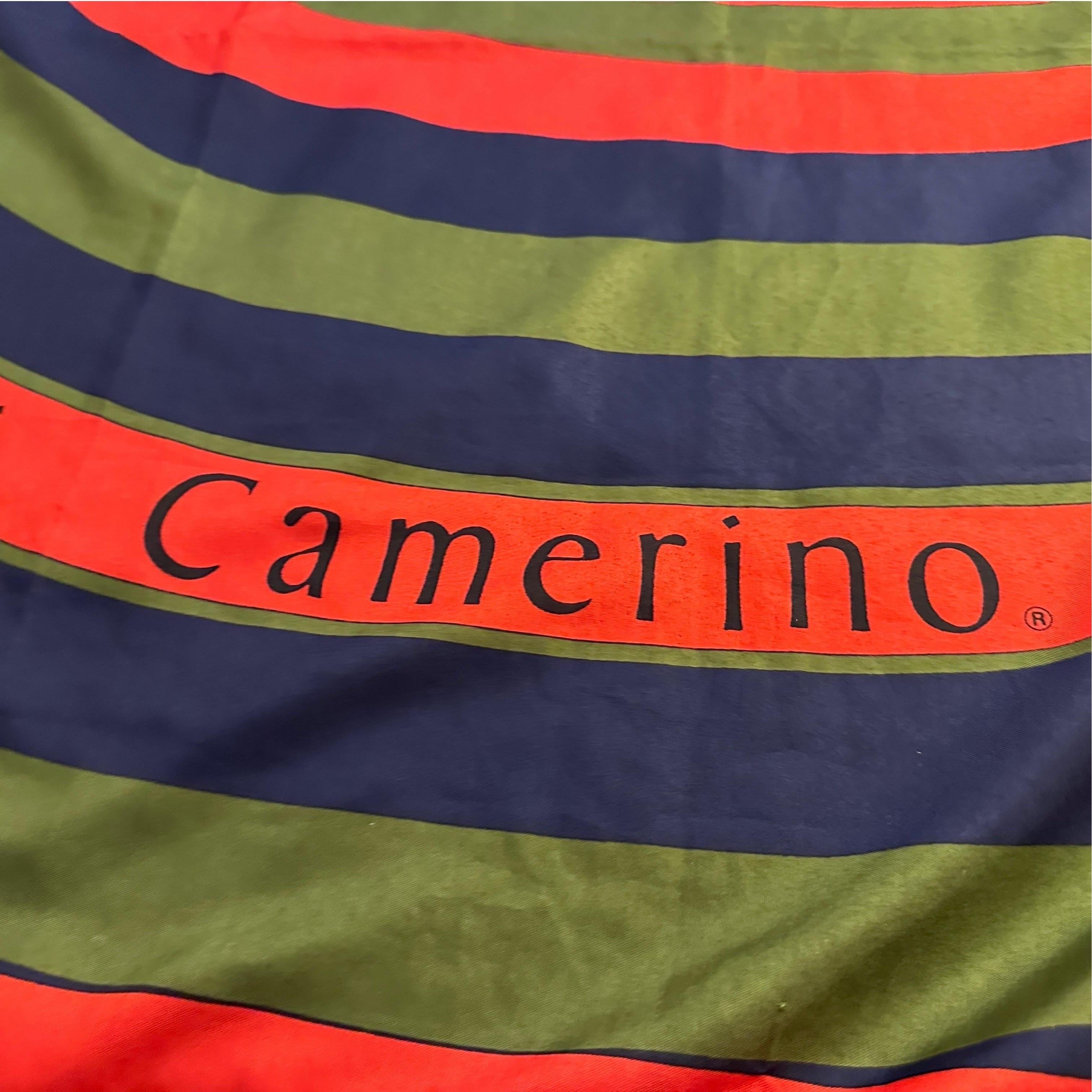 Dies ist ein lebendiger und ikonischer Schal aus den 1990er Jahren von Roberta di Camerino, einer Marke, die für ihre kühnen und künstlerischen Designs bekannt ist. Der Schal zeigt ein auffälliges abstraktes Muster in kontrastreichen Rot-,