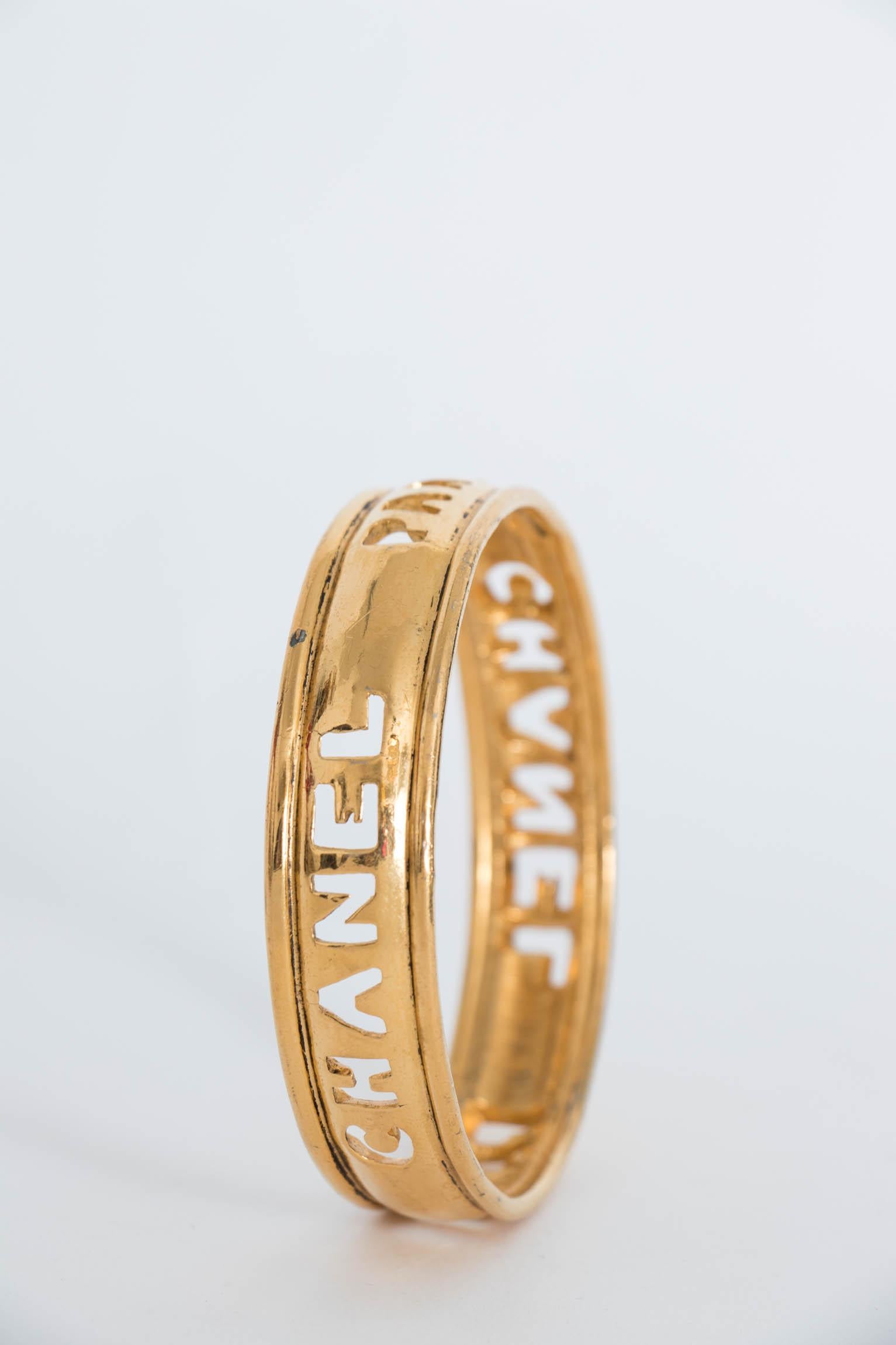 A 1990s Slim Chanel Gold Plated Bangle In Fair Condition For Sale In Copenhagen, DK