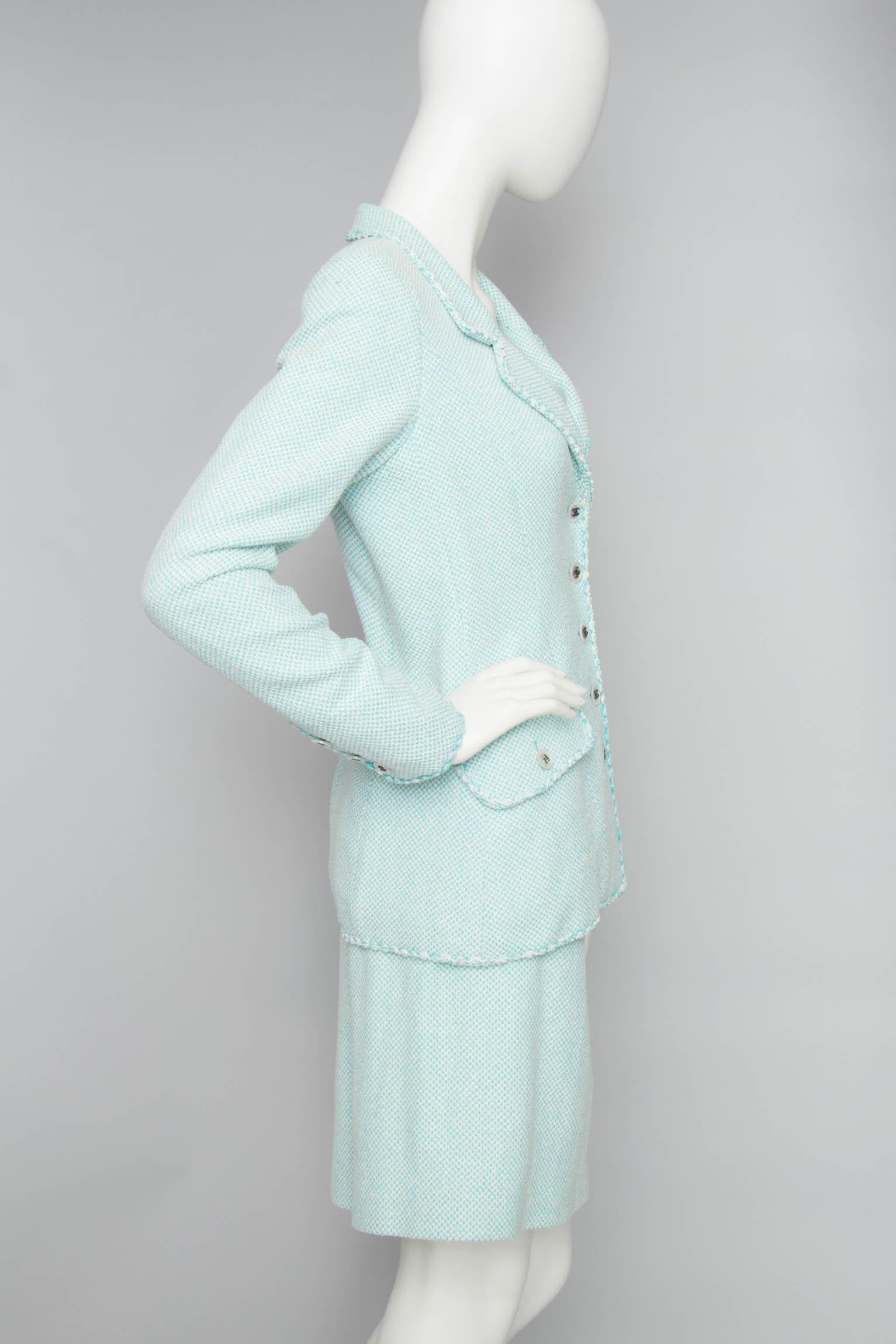 A 1990s Vintage Chanel Green and White Skirt Suit  In Good Condition In Copenhagen, DK