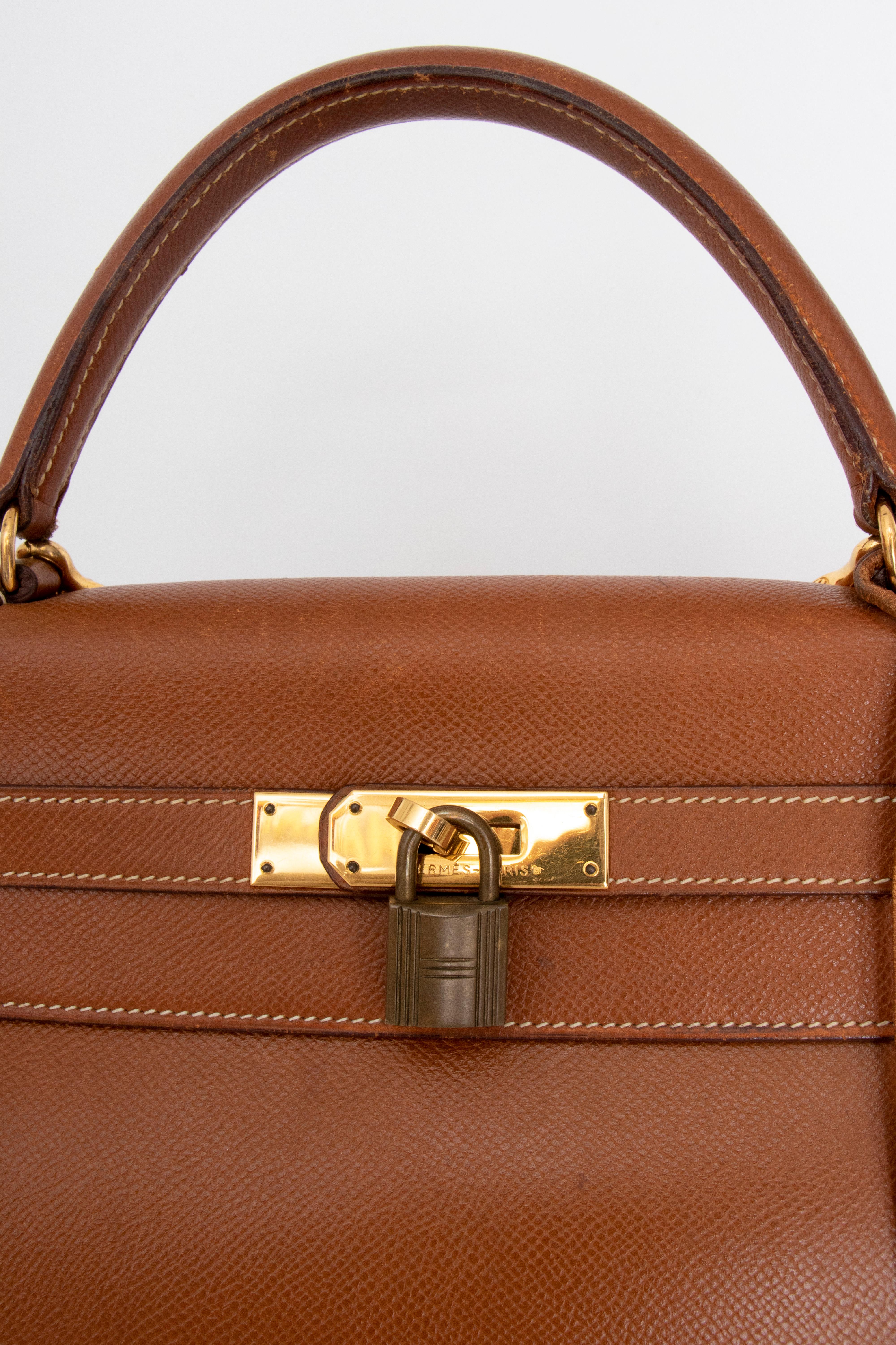 A 1990s Vintage Hermès Kelly 32 Epsom Handbag with Gold Hardware  For Sale 3