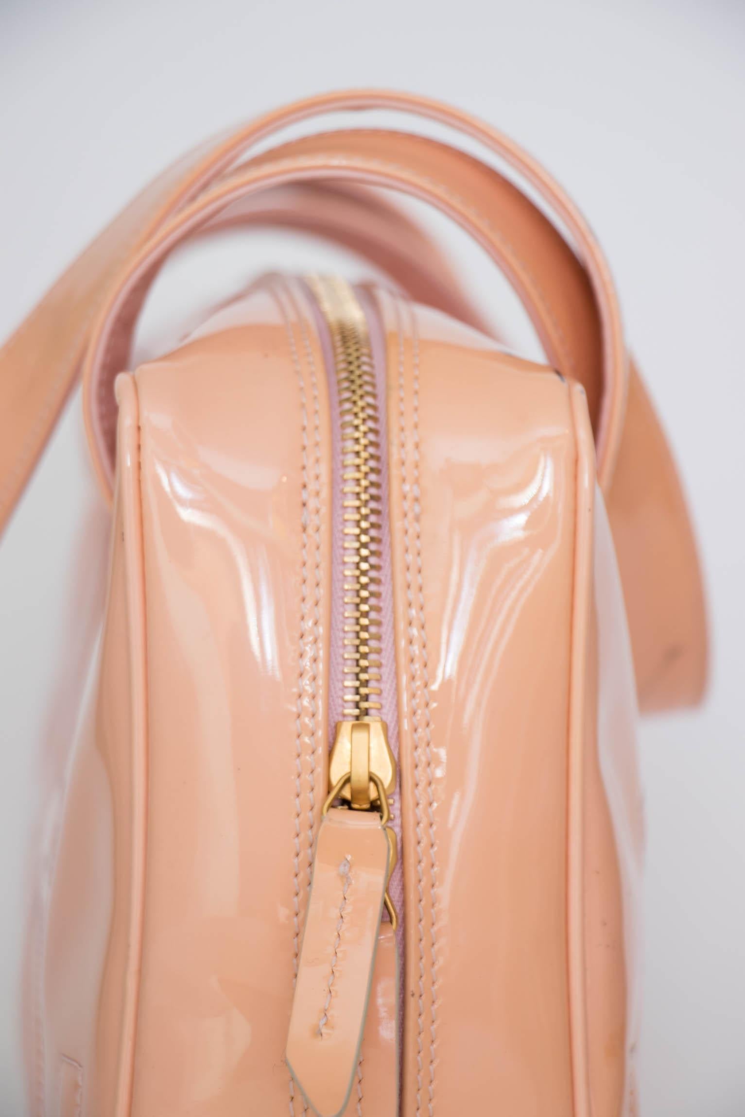 A 1990s Vintage Pink Chanel Paten Leather Handbag In Good Condition For Sale In Copenhagen, DK