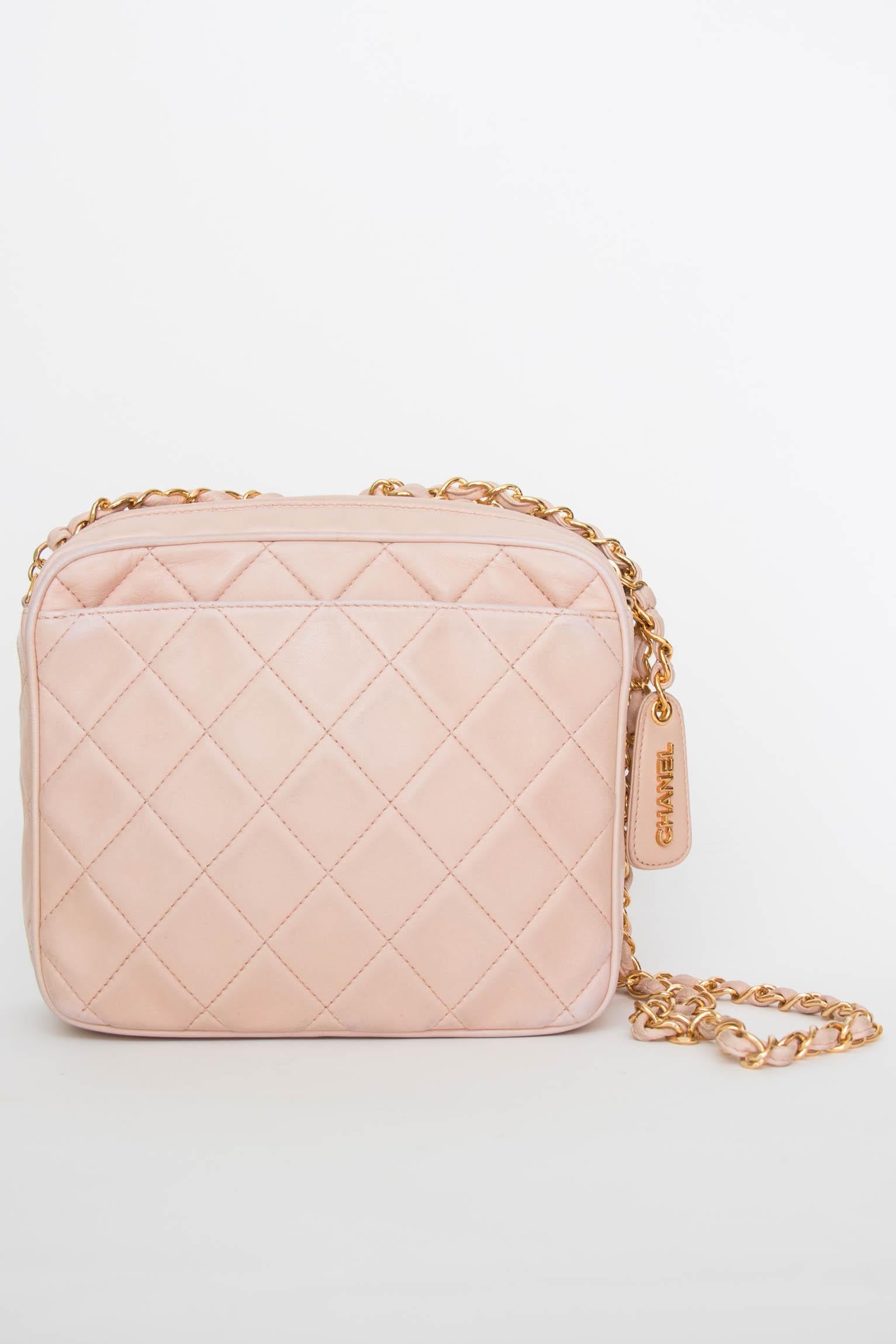 A 1990s Vintage Pink Crossbody Quilted Lambskin Bag With Gold Hardware In Good Condition In Copenhagen, DK