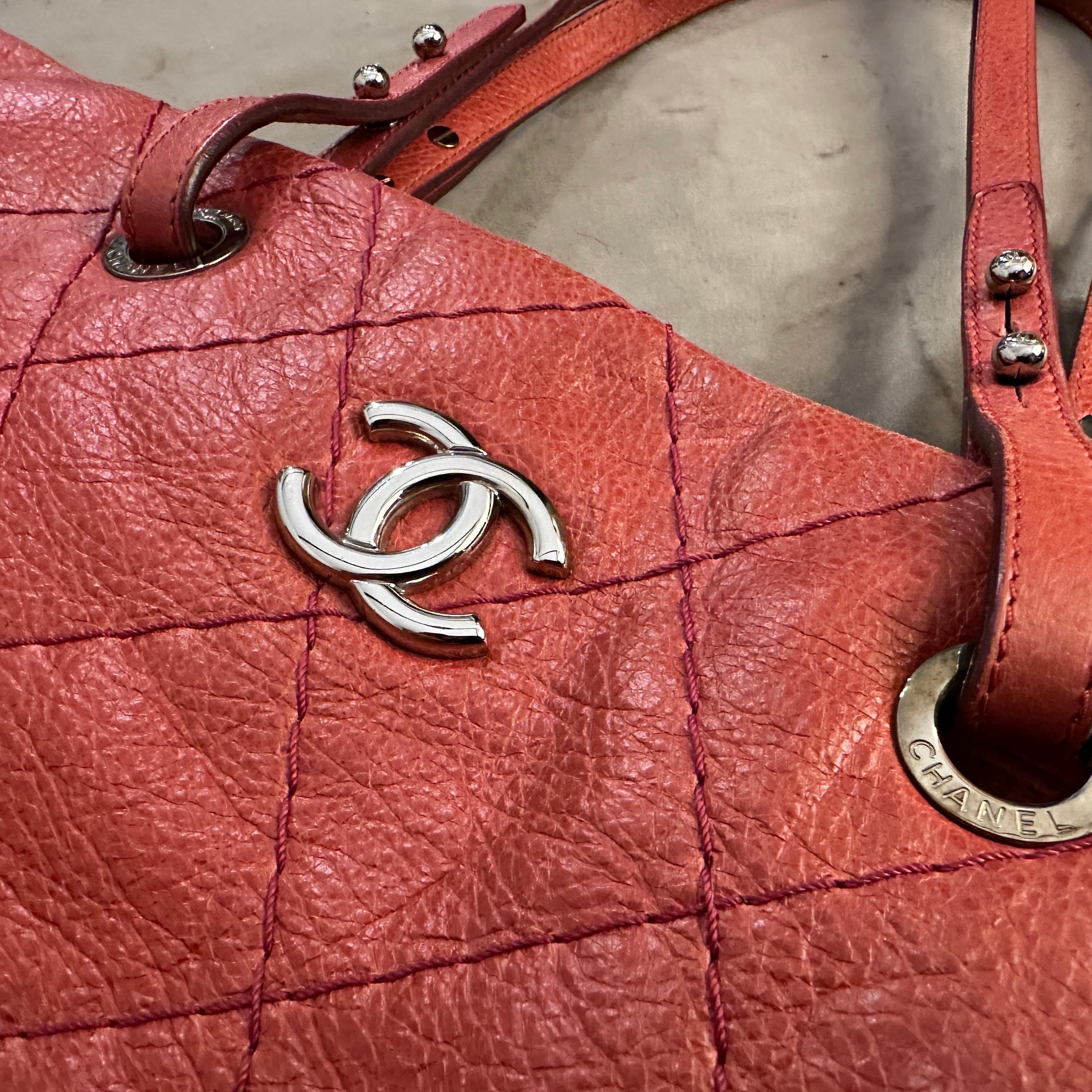 A 1990s Vintage Pink Leather Tote Bag By Chanel In Good Condition For Sale In Aci Castello, IT