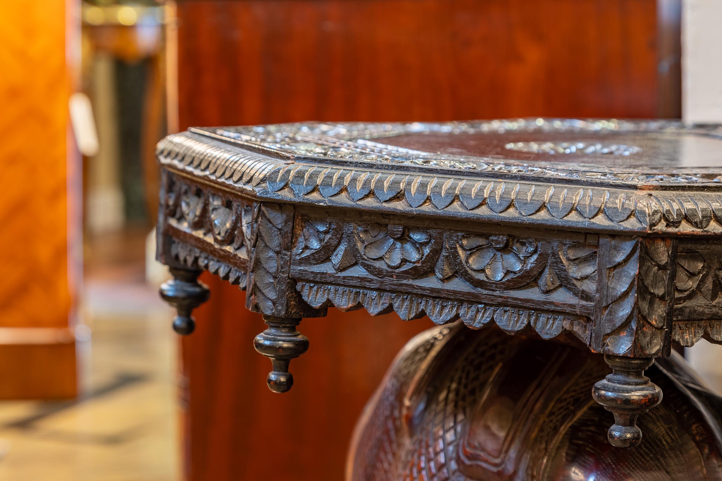 Anglo-indien Table anglo-indienne sculptée en camel, XIXe siècle en vente