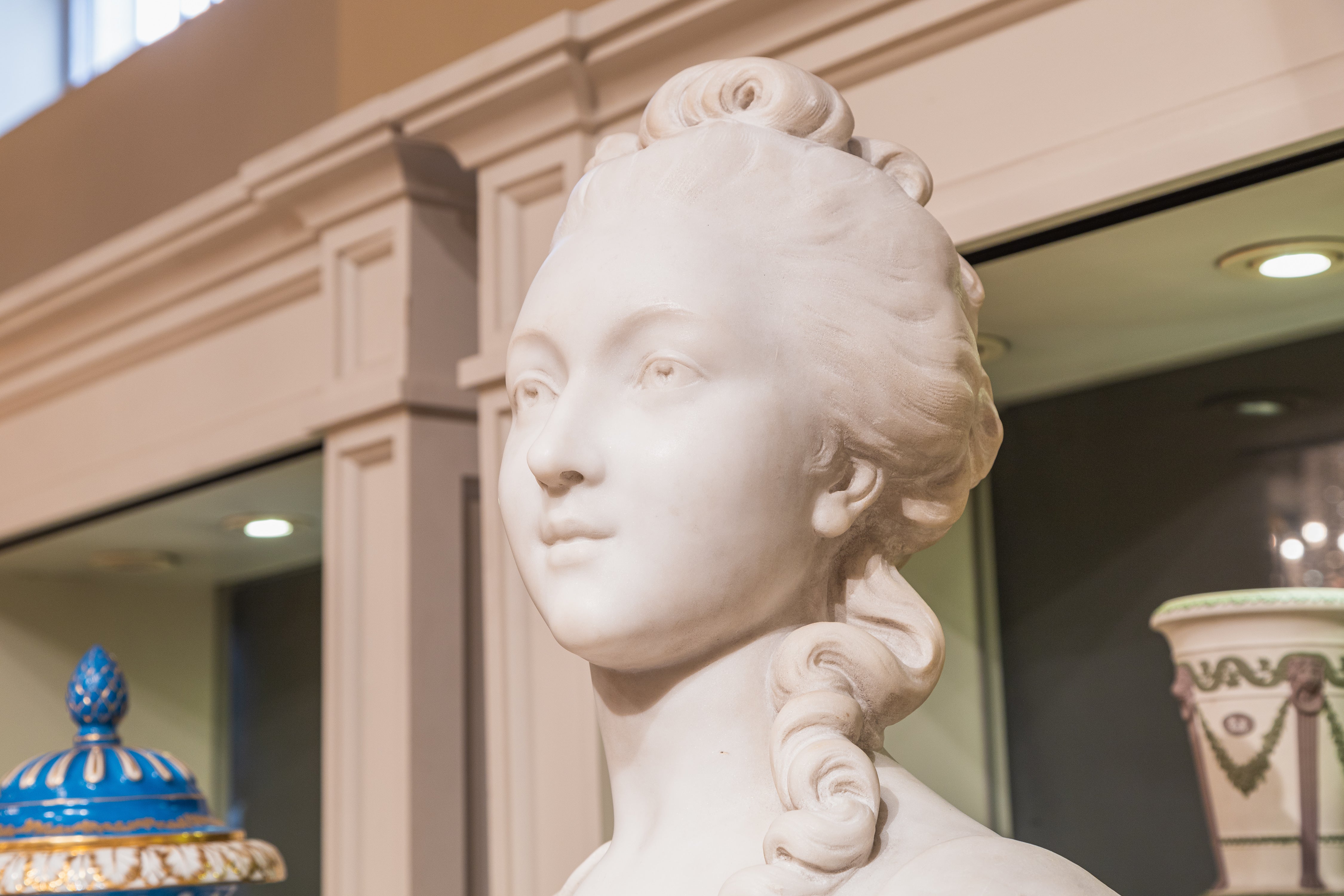 Eine sehr schöne Büste von Marie Antoinette aus französischem Carrara-Marmor aus dem 19. Handgeschnitzt und auf einem Onyx-Sockel aus dem 19. Verso signiert E. Vax.  Große und beeindruckend gut geschnitzte Büste 
