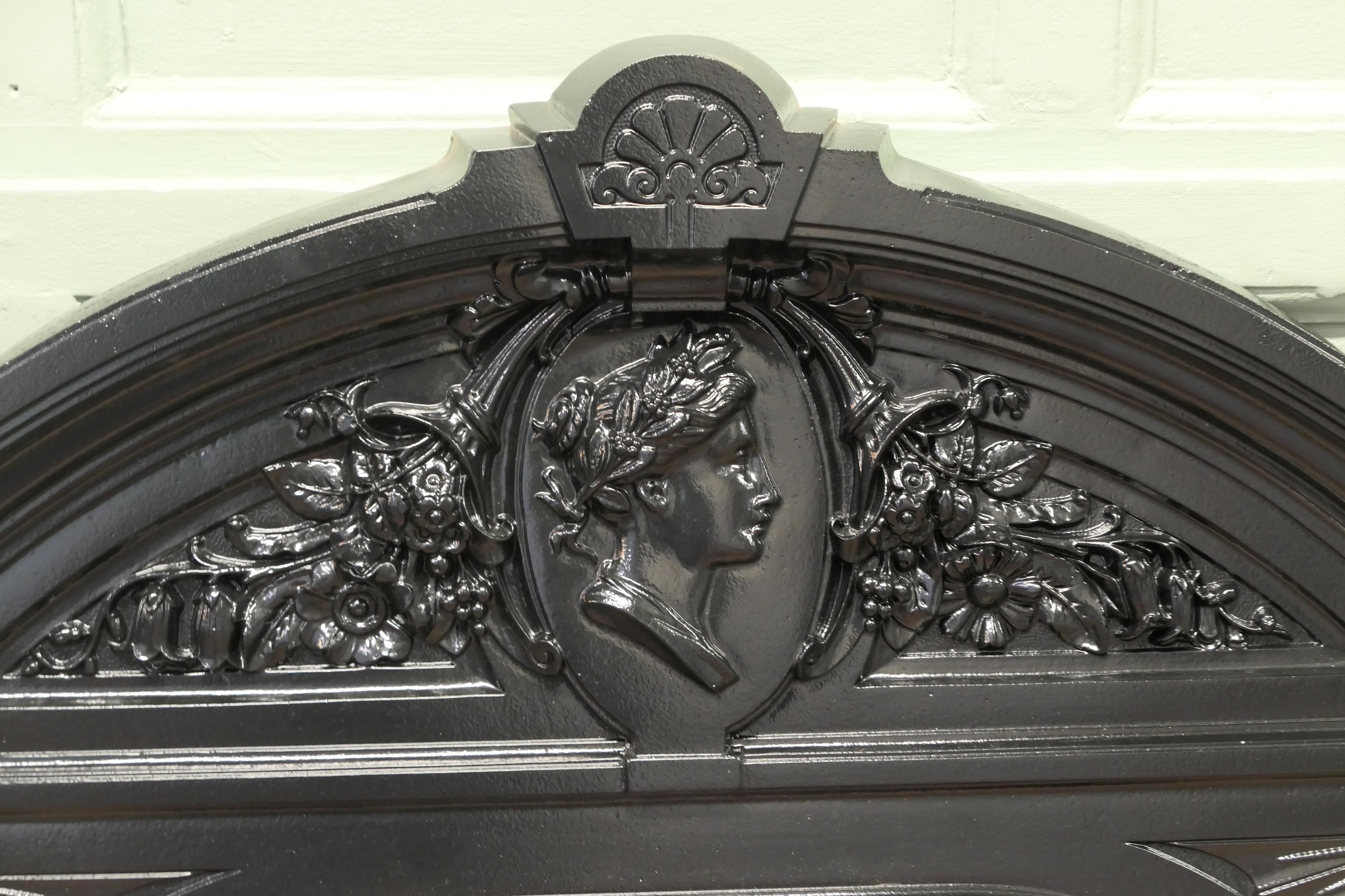 Provincial français A.C.I.C., Cast Iron Overmantel Mirror Il s'agit d'un lourd miroir de cheminée. en vente