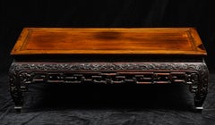 A.I.C. Table basse chinoise en bois dur sculpté avec des designs en relief, peut-être Zitan