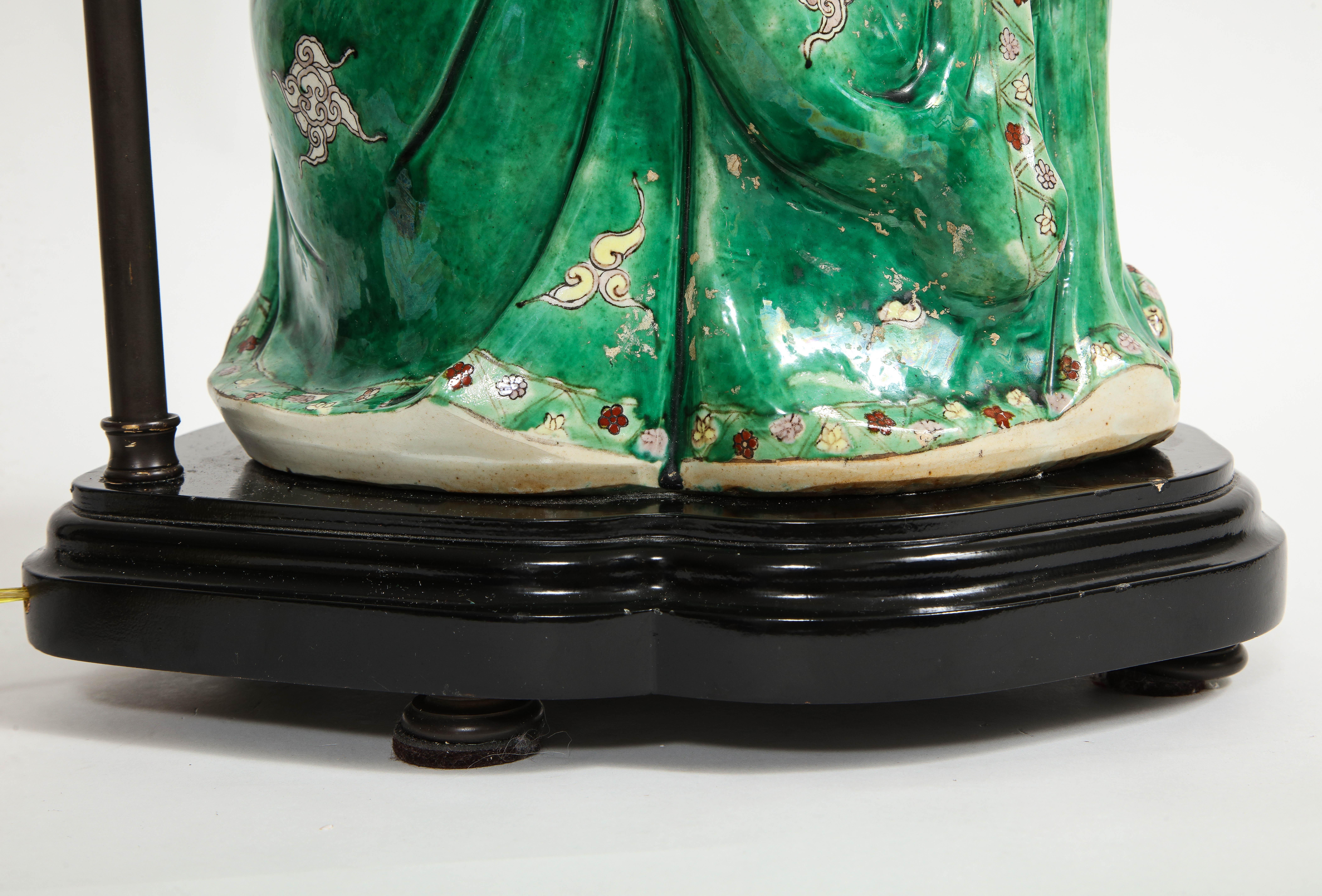 A.I.C. Famille Vert Porcelaine Chinoise du 19ème siècle Figure d'un érudit assis en guise de lampe en vente 5