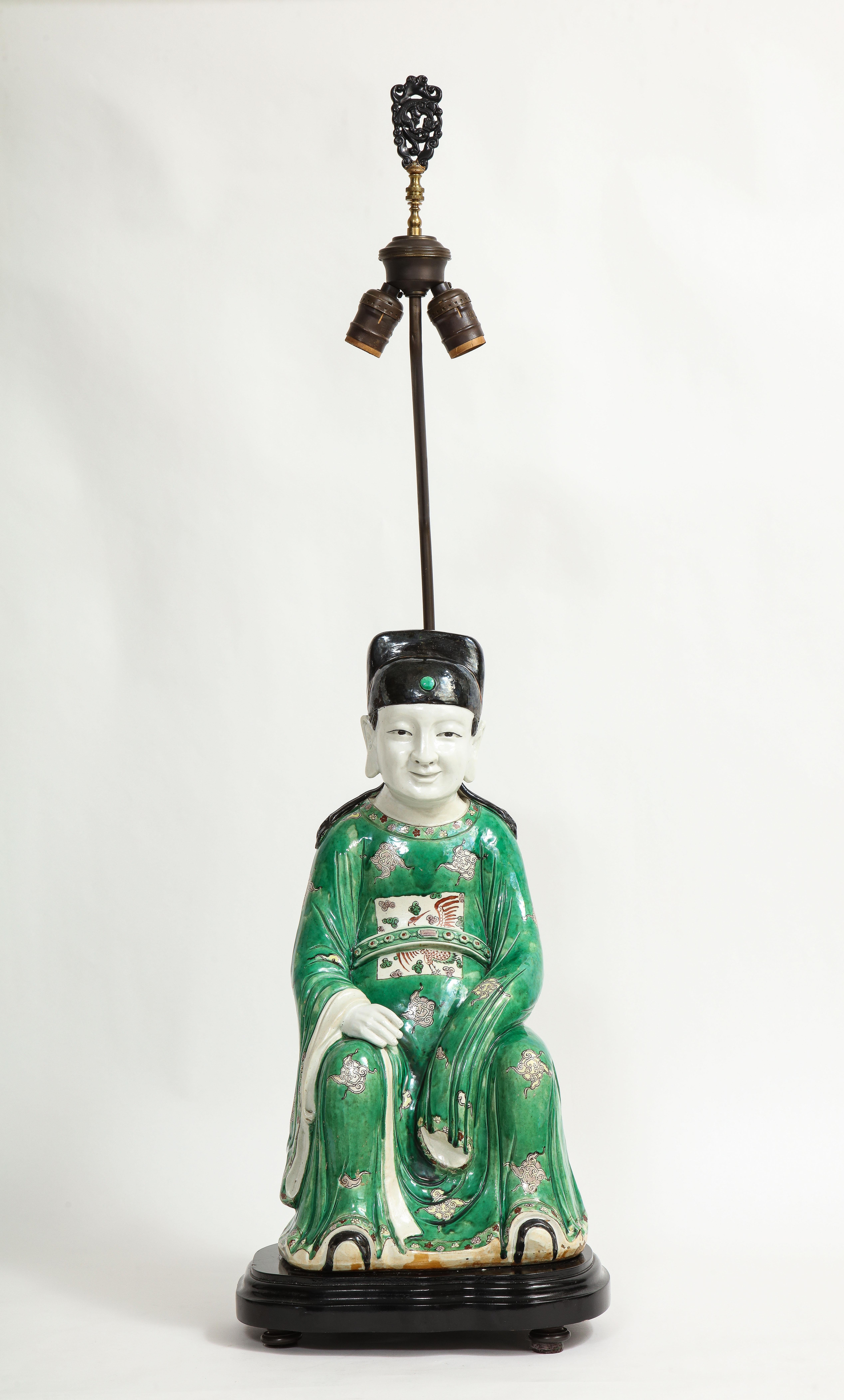 Une fabuleuse figure de lettré assis en porcelaine de la famille verte chinoise du 19e siècle, montée comme une lampe. Magnifiquement peinte à la main avec un éventail de couleurs monochromes comprenant le vert, le noir, le rouge, le jaune et le