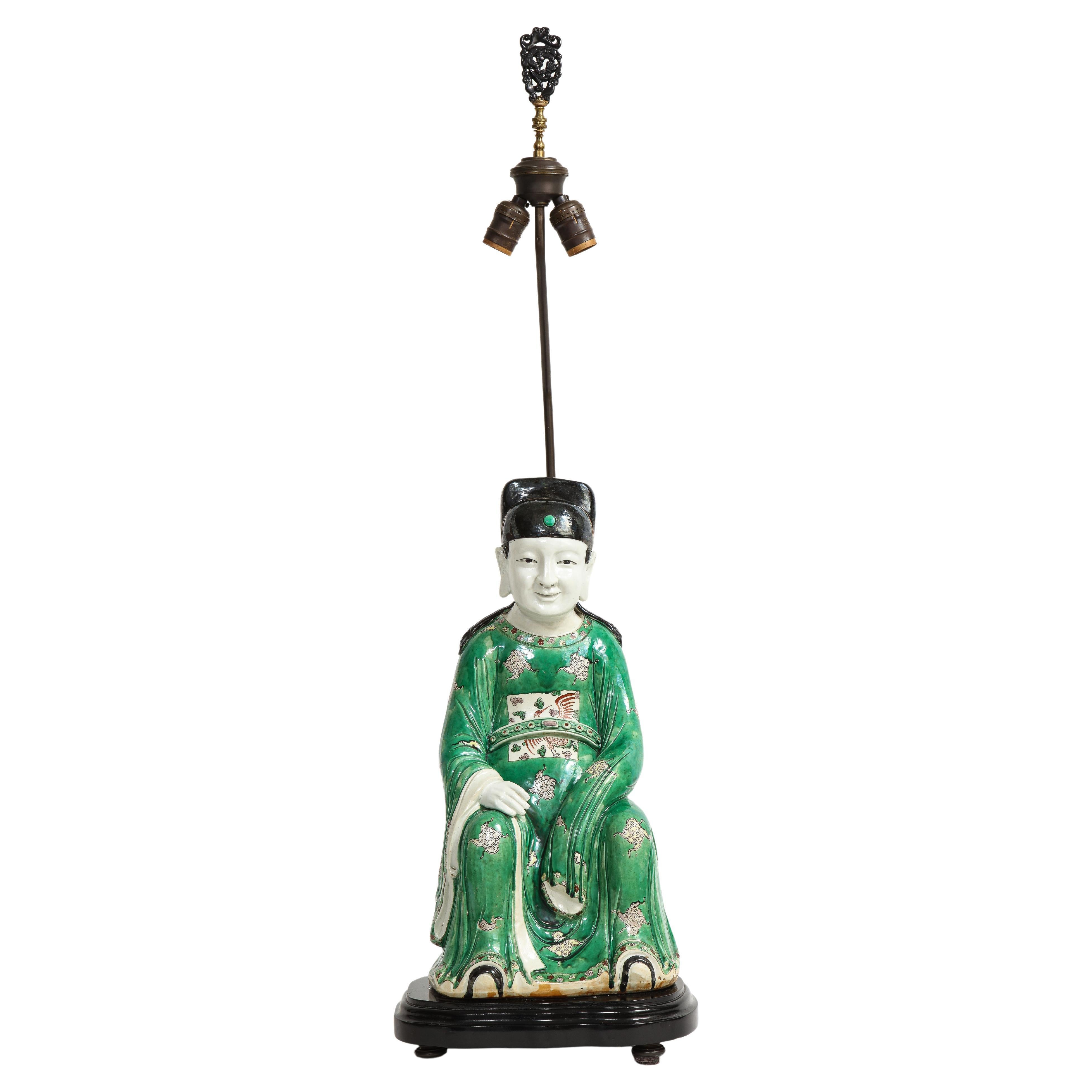 Chinesische Famille Vert-Porzellanfigur eines sitzenden Gelehrten aus dem 19. Jahrhundert als Lampe