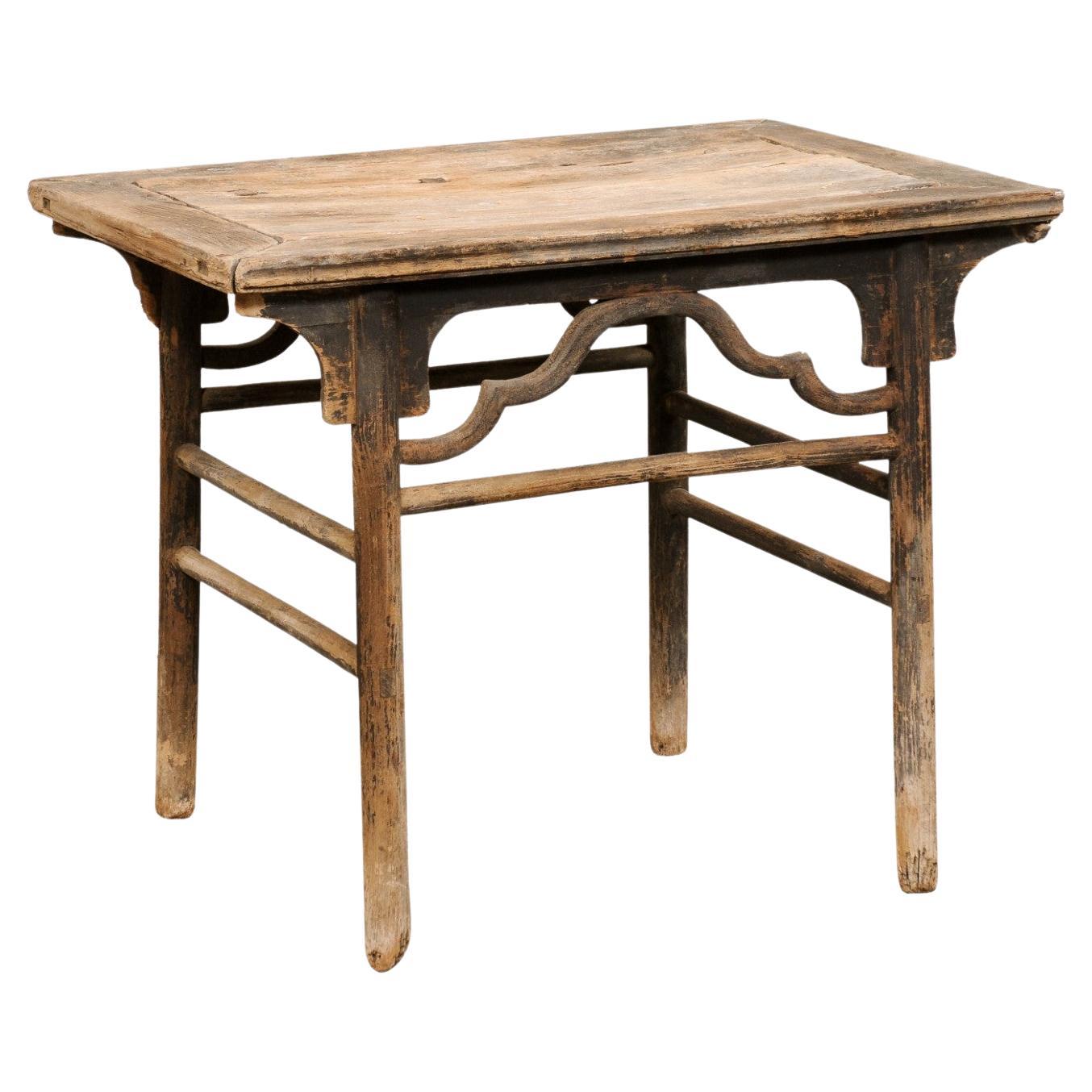 Table d'appoint chinoise du 19ème siècle avec sa finition d'origine et ses réparations de menuiserie ancienne