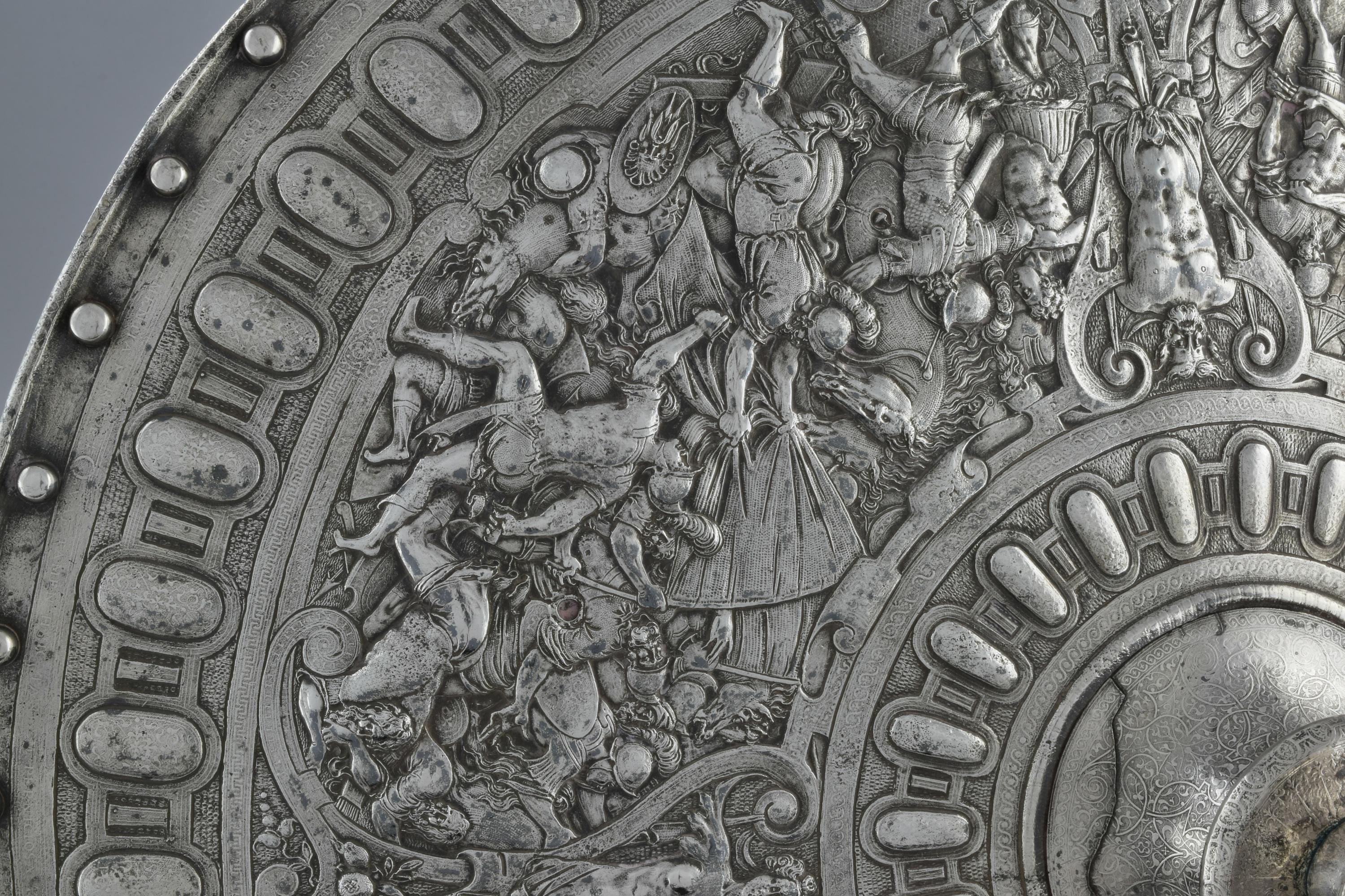 Bouclier circulaire représentant des scènes de bataille classiques. Un autre exemple similaire se trouve au Metropolitan Museum of Art Numéro d'accession : 07.102.7.

Biographie :

Elkington & Co, fondée en 1815, est le pionnier et l'inventeur du