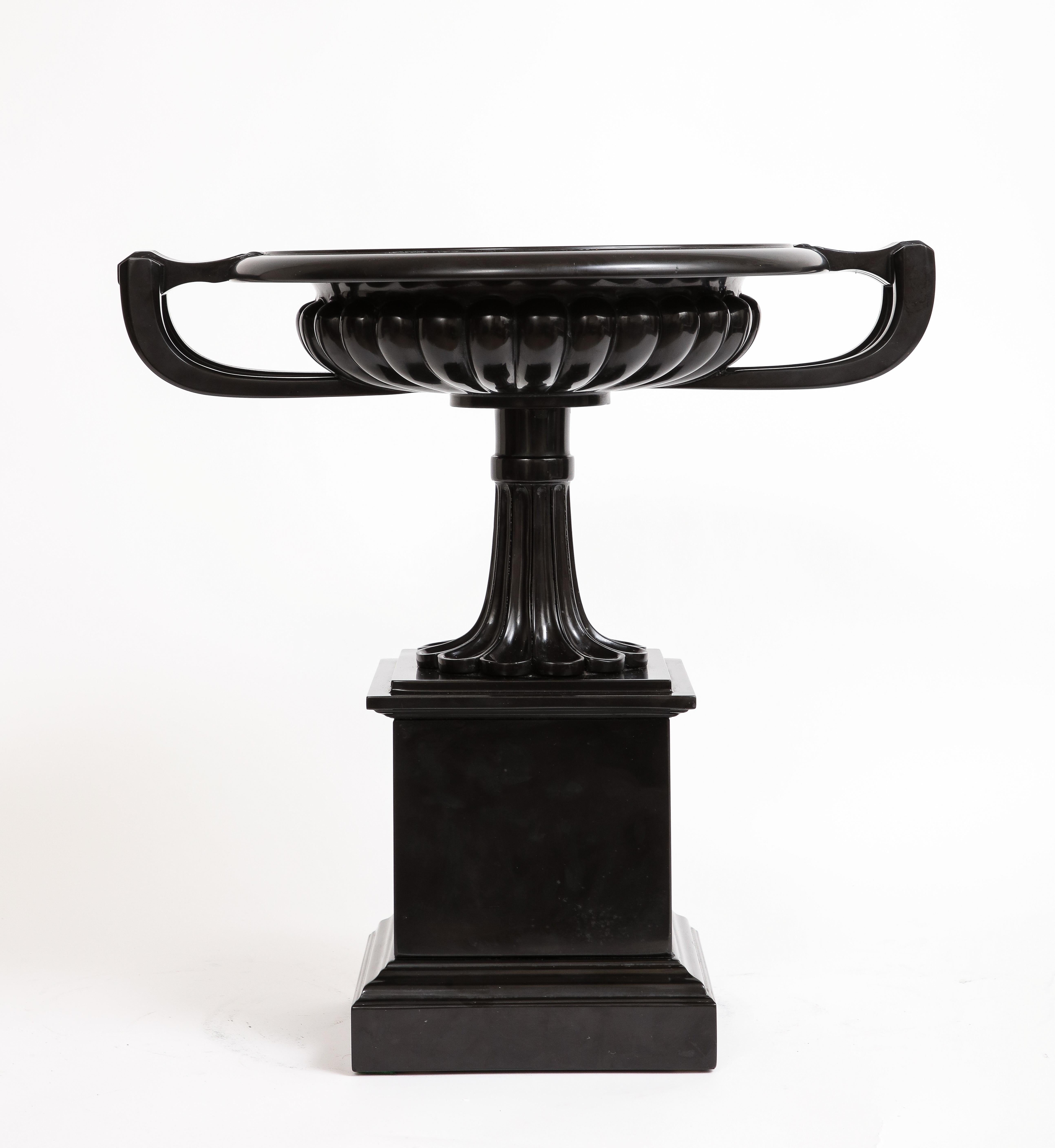 Eine schöne und ziemlich große 19. Jahrhundert Englisch Grand Tour Periode Schwarz belgischen Marmor Sockel stehen Zwei-Handle Centerpiece/Tazza. Diese handgeschnitzte und handpolierte Marmortazza zeichnet sich durch eine wunderbar flache runde