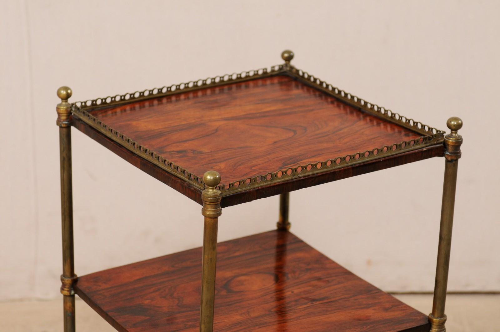 Englischer dreistöckiger Tisch aus Rosenholz und Messing des 19. Jahrhunderts auf zierlichen Gussfüßen im Angebot 1