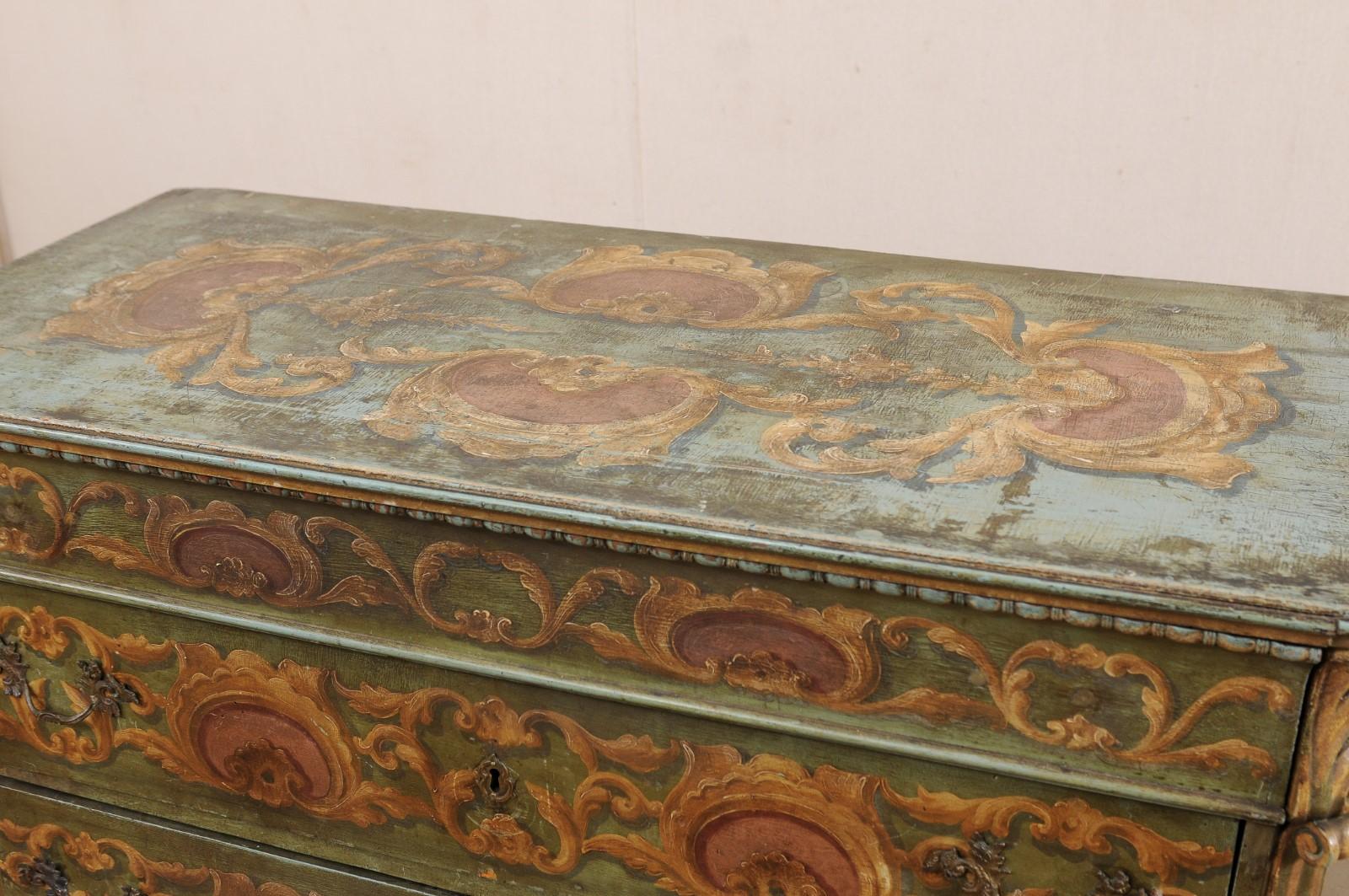 Europäische Kommode des 19. Jahrhunderts mit originaler dekorativ bemalter Oberfläche im Zustand „Gut“ im Angebot in Atlanta, GA