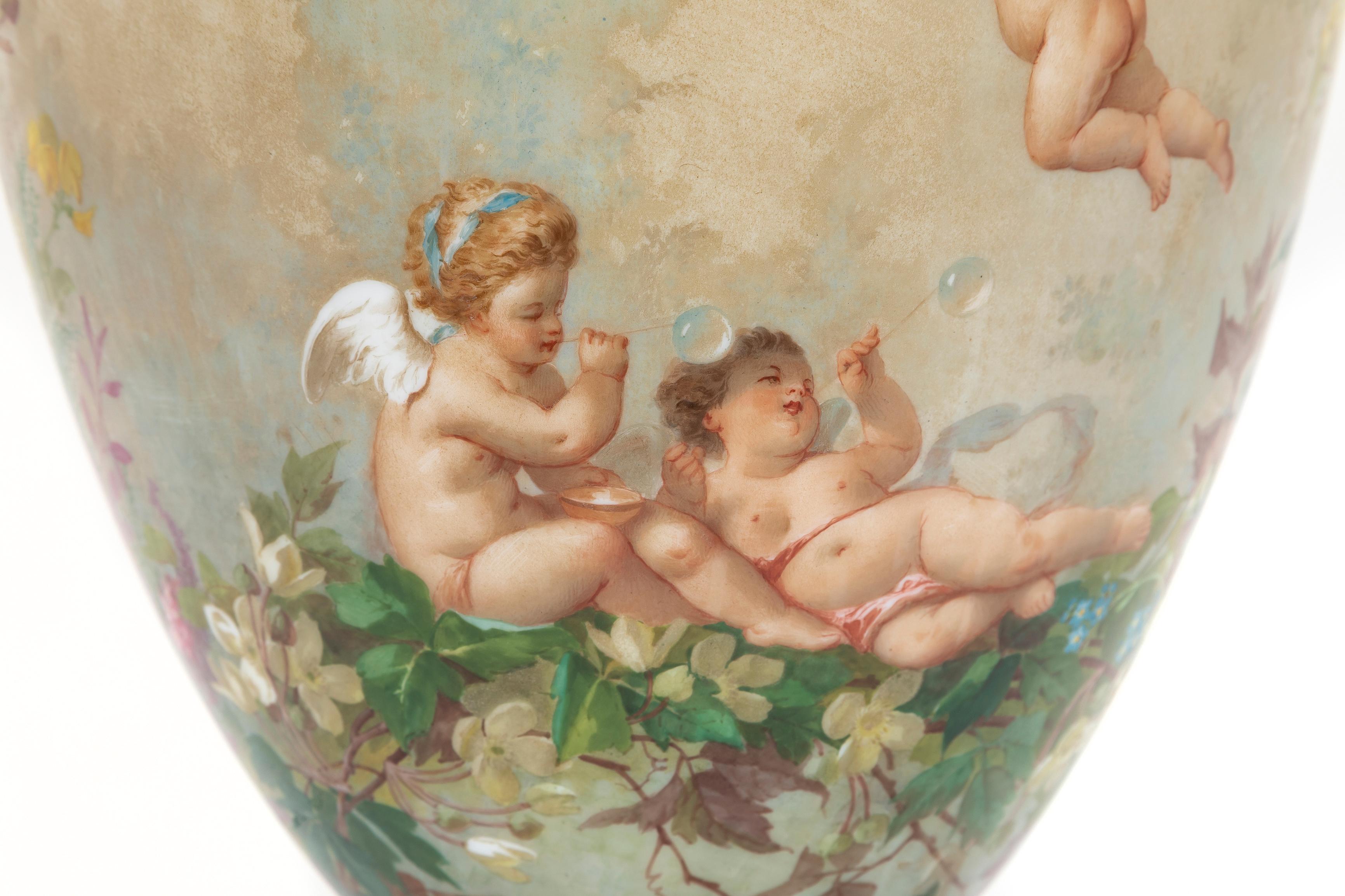 A.I.C. French Baccarat Opaline Crystal  Vase avec décoration Putti émaillée en vente 2