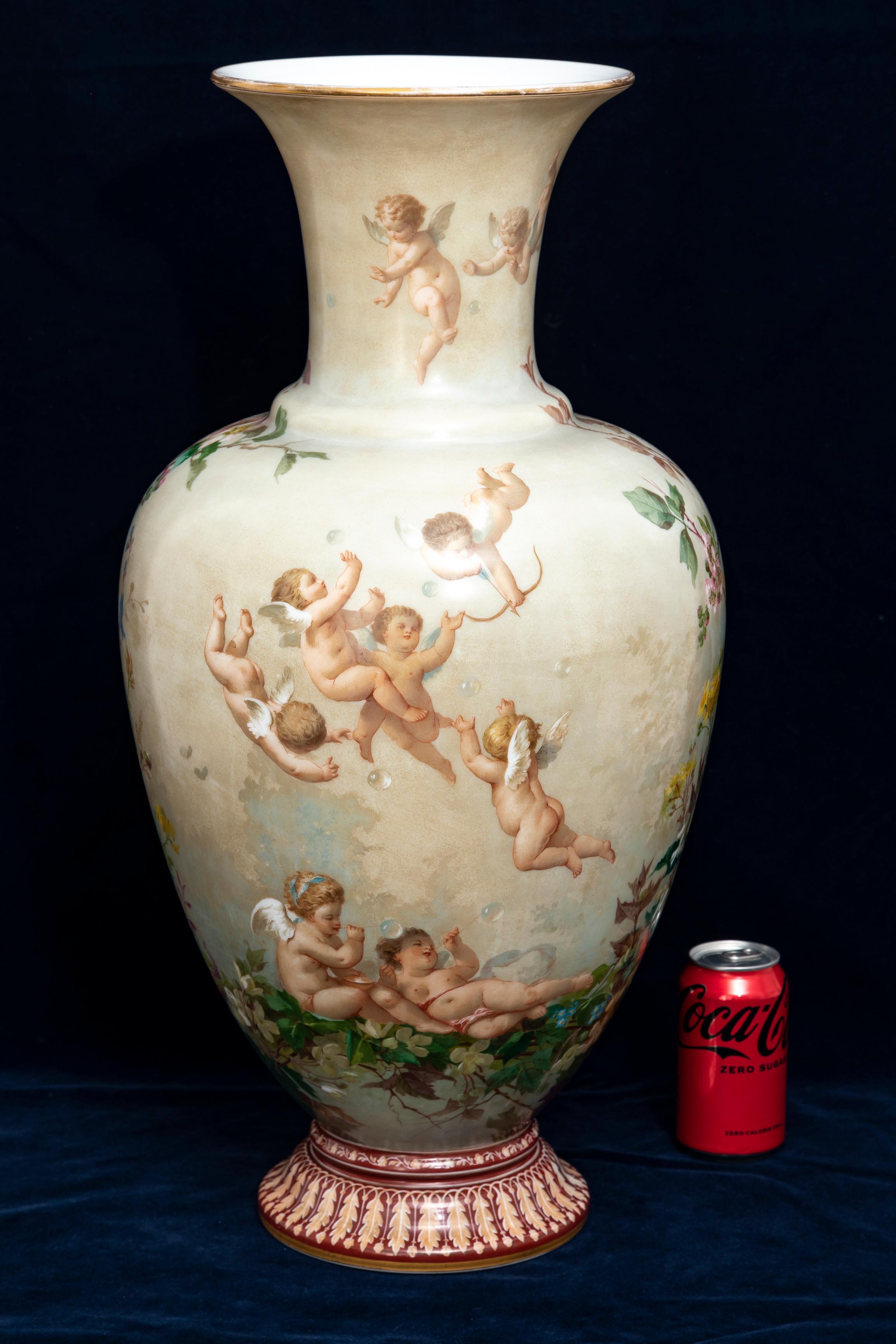 Très grand cristal opalin français de Baccarat du 19e siècle  Vase avec Putti émaillé et décoration florale.  Le vase de forme Amphora est magnifiquement émaillé à la main avec des scènes peintes à la main représentant des putti jouant et volant