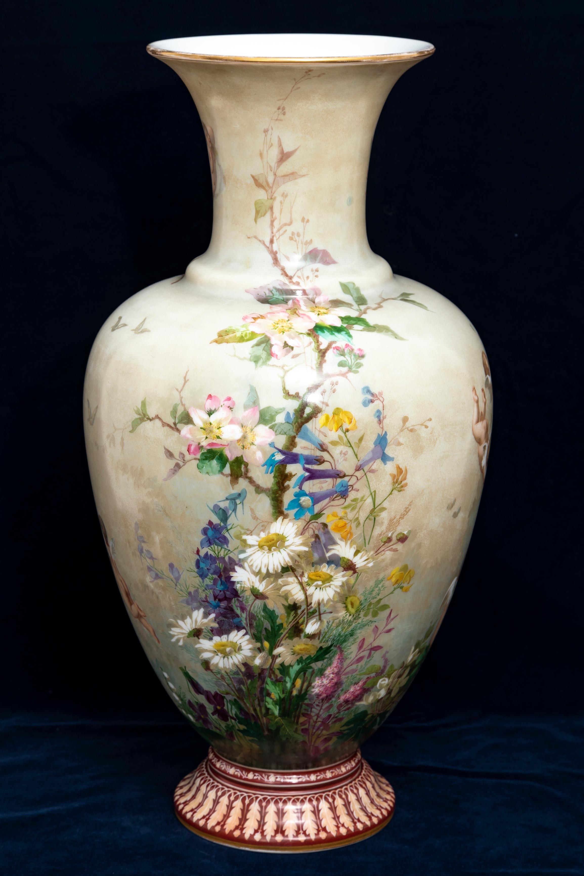 Français A.I.C. French Baccarat Opaline Crystal  Vase avec décoration Putti émaillée en vente