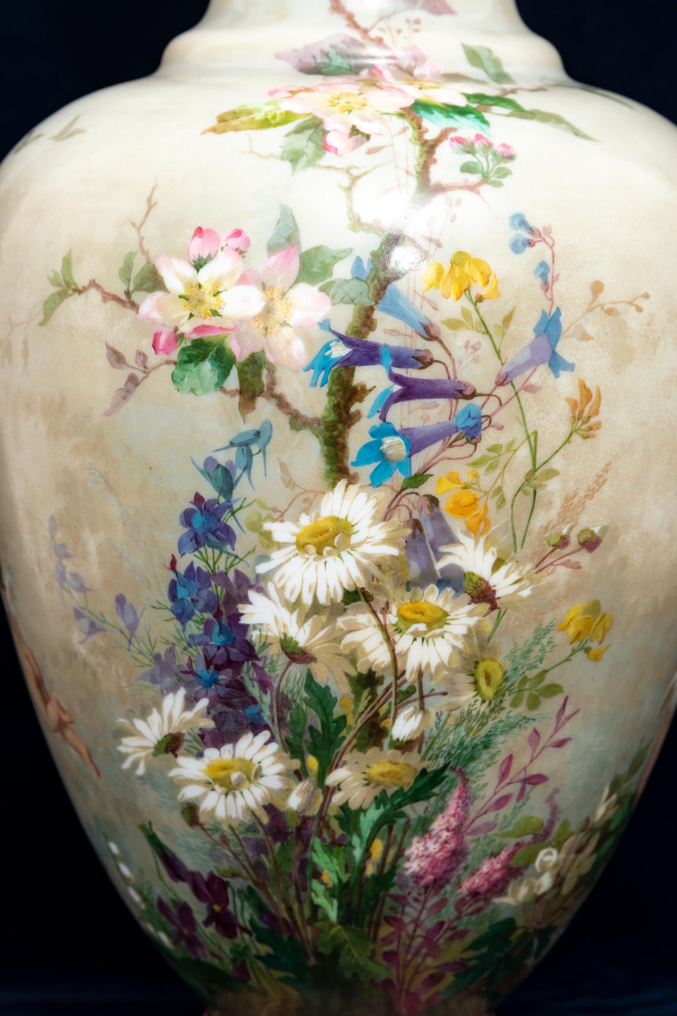 A.I.C. French Baccarat Opaline Crystal  Vase avec décoration Putti émaillée Bon état - En vente à New York, NY