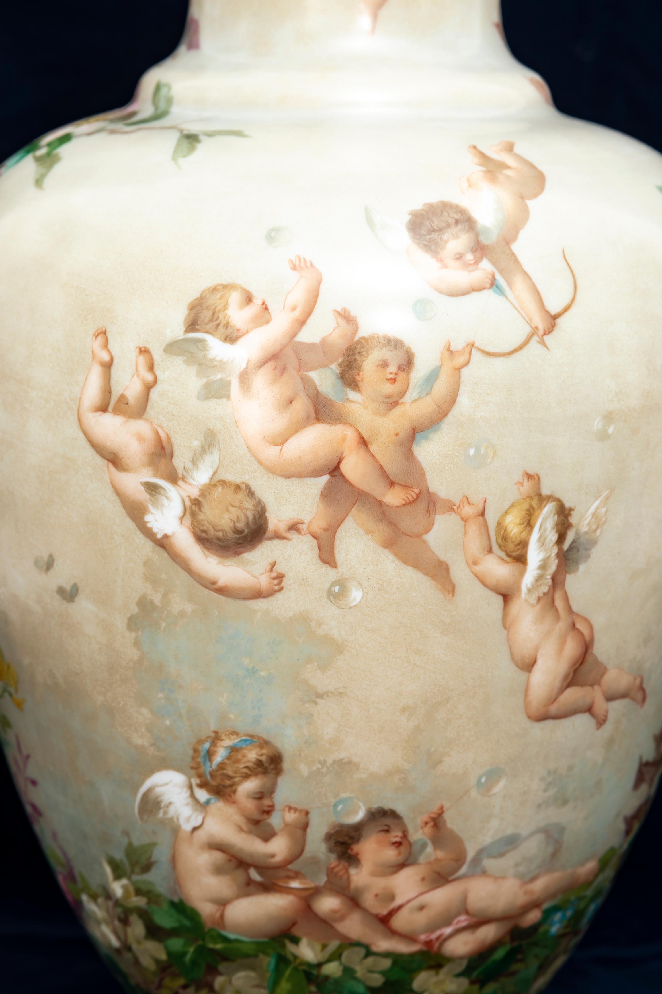 Fin du XIXe siècle A.I.C. French Baccarat Opaline Crystal  Vase avec décoration Putti émaillée en vente