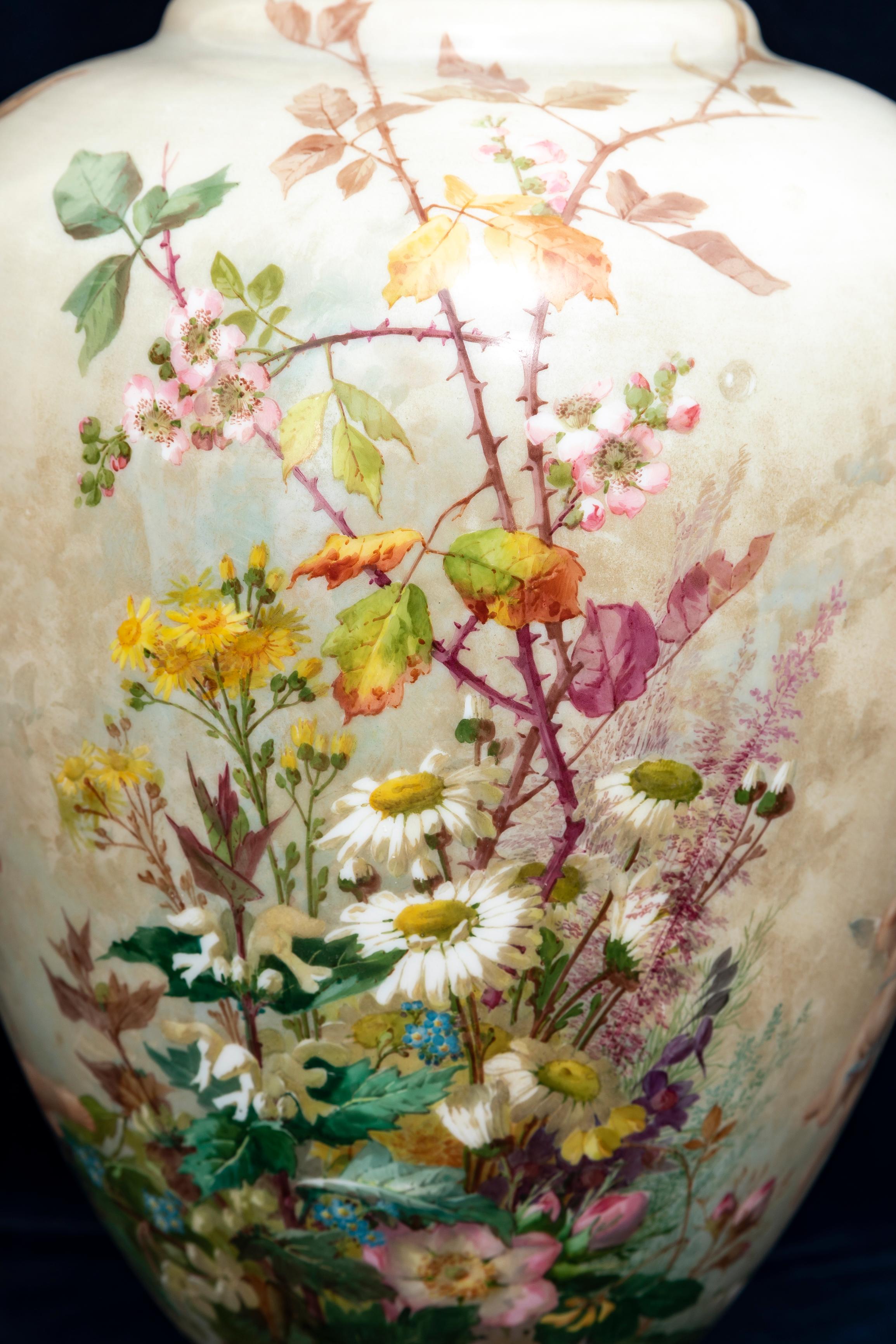 Cristal A.I.C. French Baccarat Opaline Crystal  Vase avec décoration Putti émaillée en vente