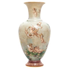 Un cristallo opalino French Baccarat del XIX C.  Vaso con decorazione a putti smaltati