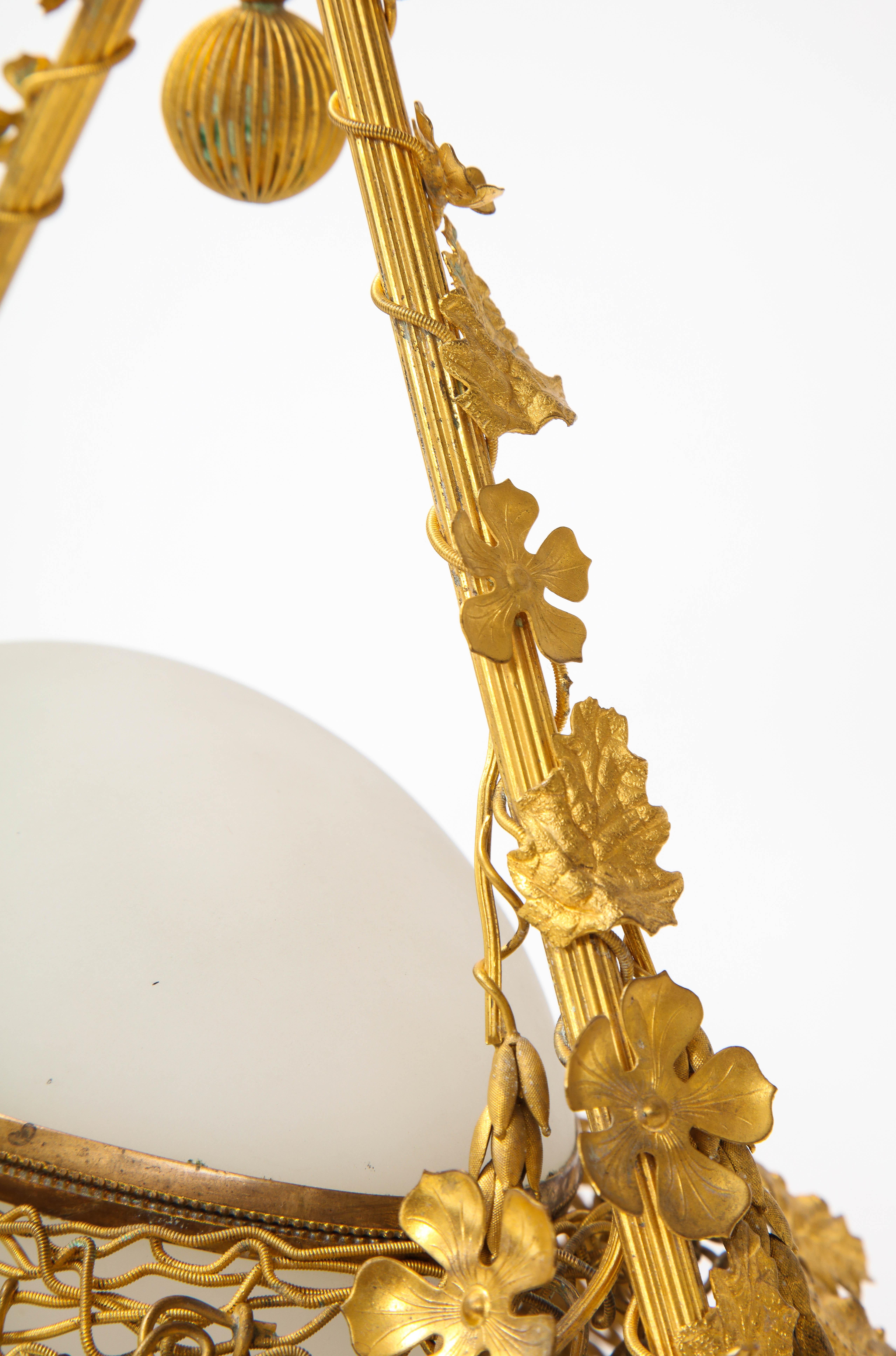 Boîte gigogne française du 19ème siècle en forme d'œuf recouverte d'opaline blanche et montée sur bronze doré en vente 2