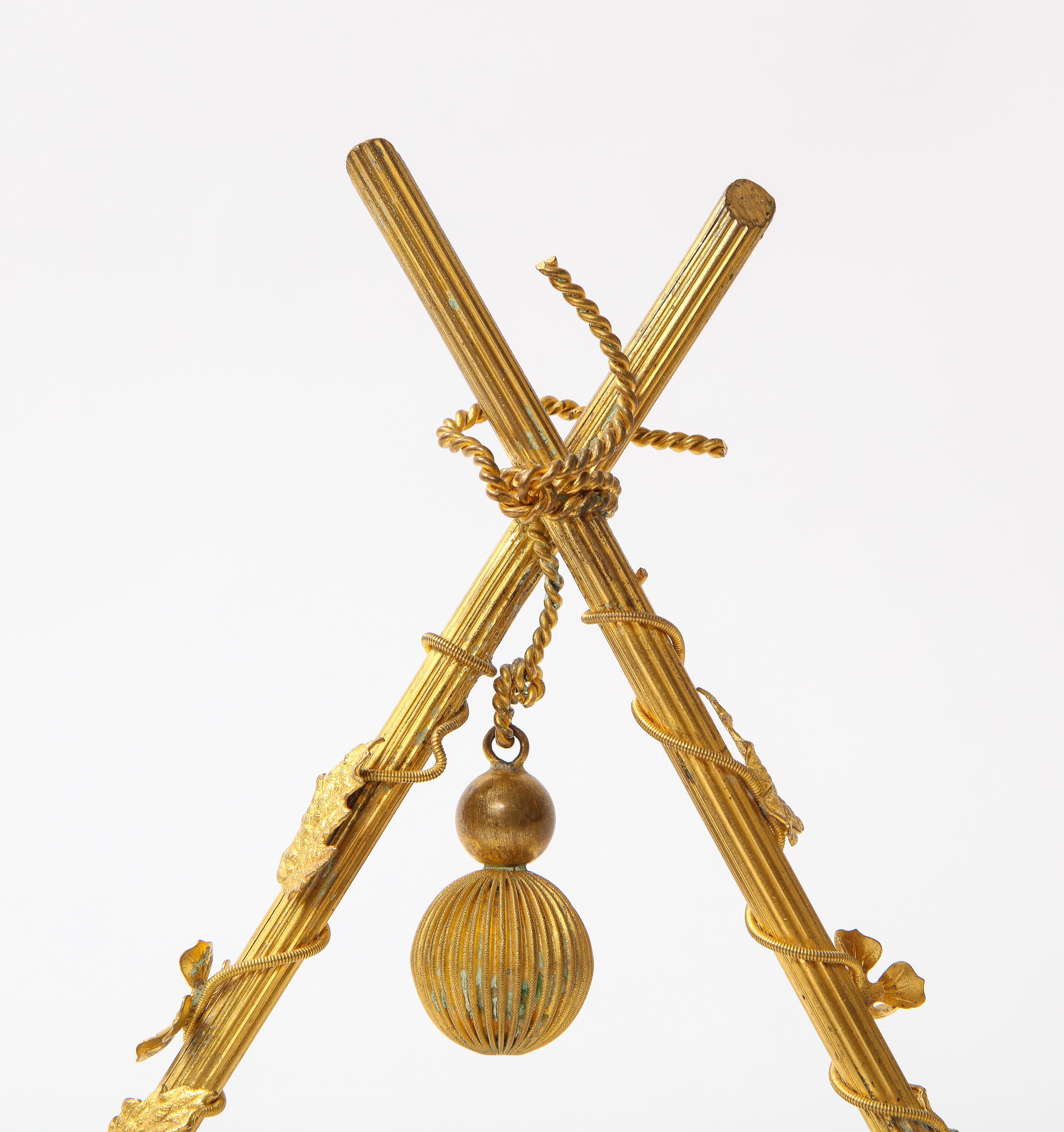 Boîte gigogne française du 19ème siècle en forme d'œuf recouverte d'opaline blanche et montée sur bronze doré en vente 5
