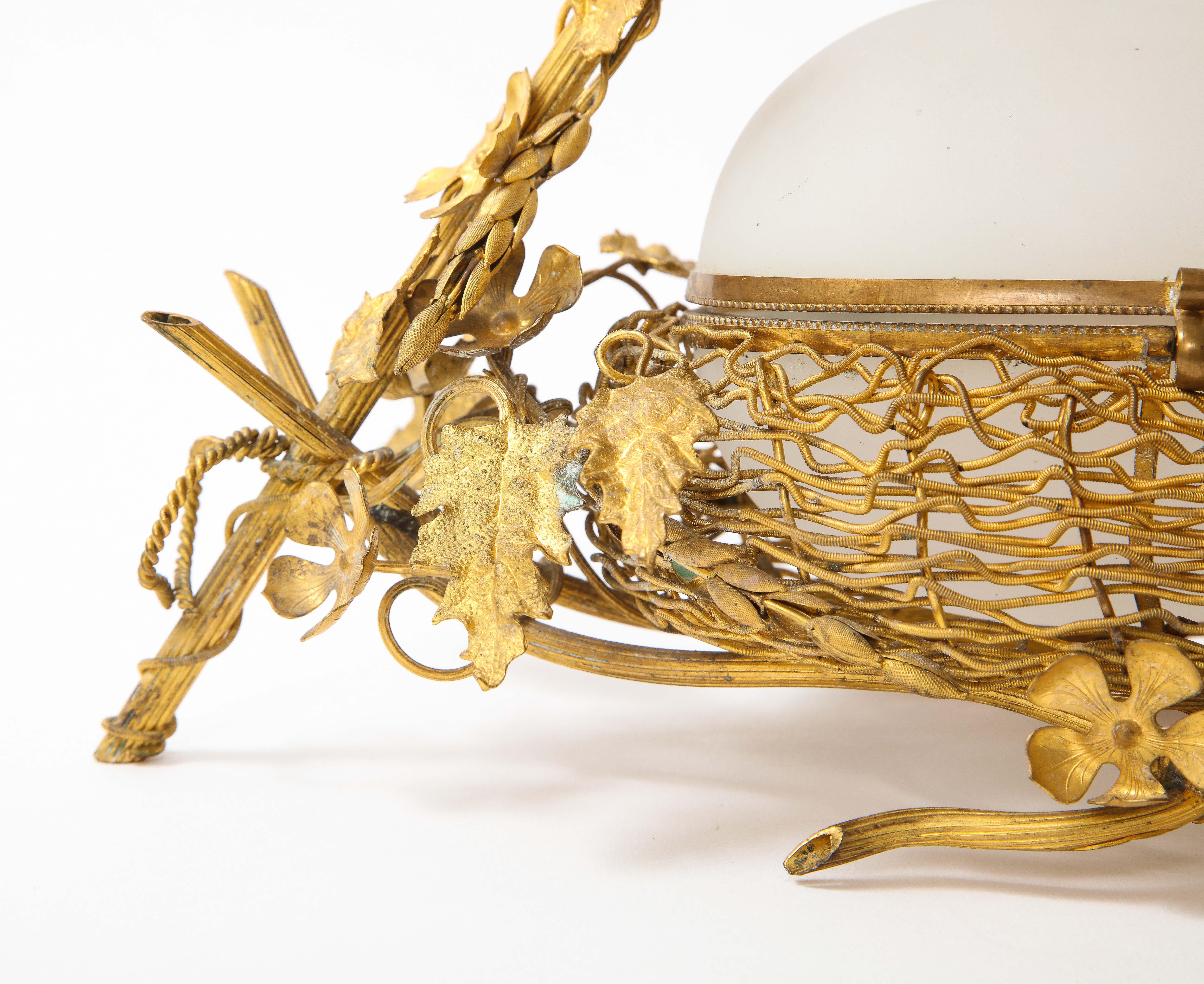 XIXe siècle Boîte gigogne française du 19ème siècle en forme d'œuf recouverte d'opaline blanche et montée sur bronze doré en vente