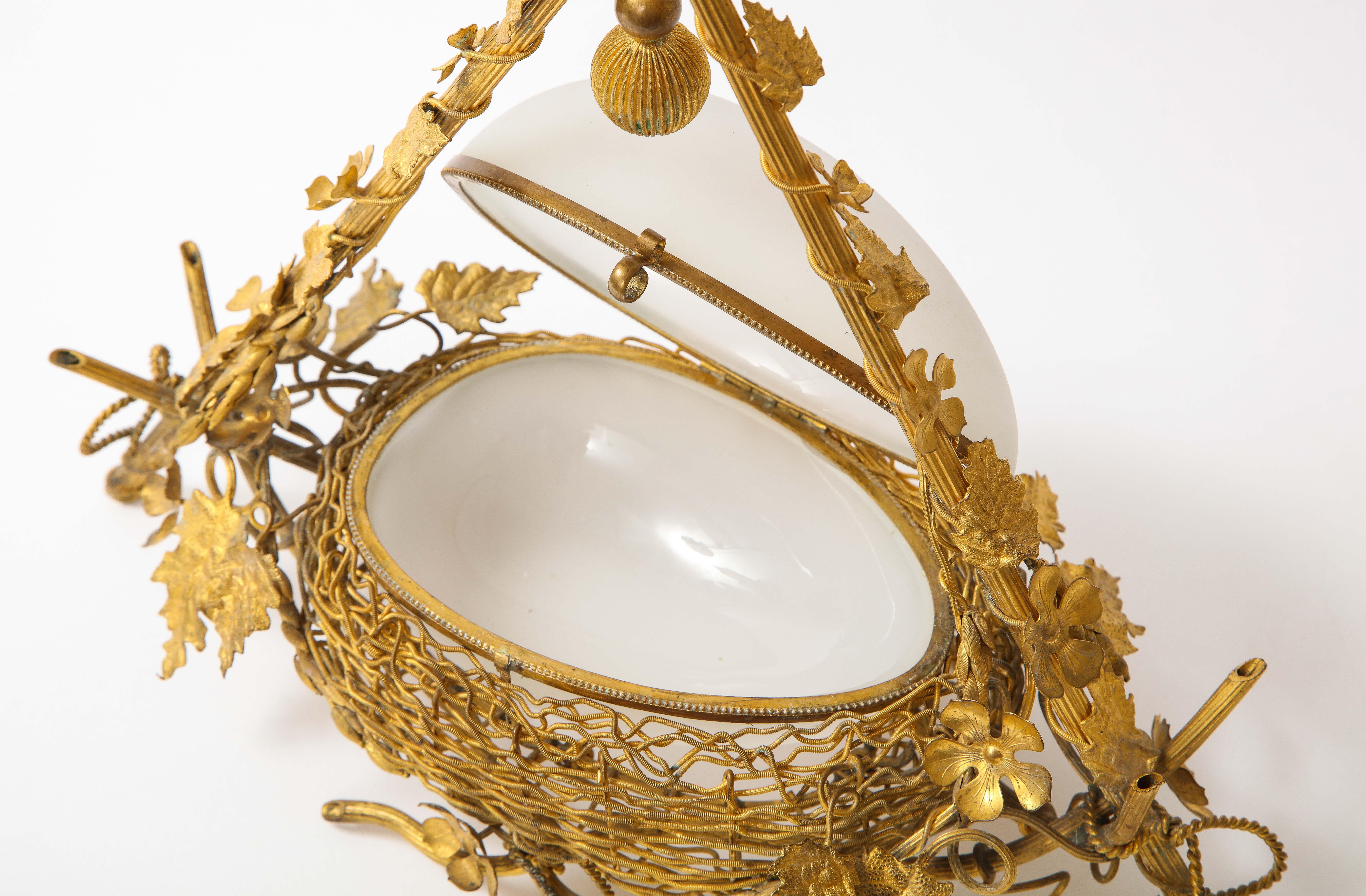 Boîte gigogne française du 19ème siècle en forme d'œuf recouverte d'opaline blanche et montée sur bronze doré en vente 1
