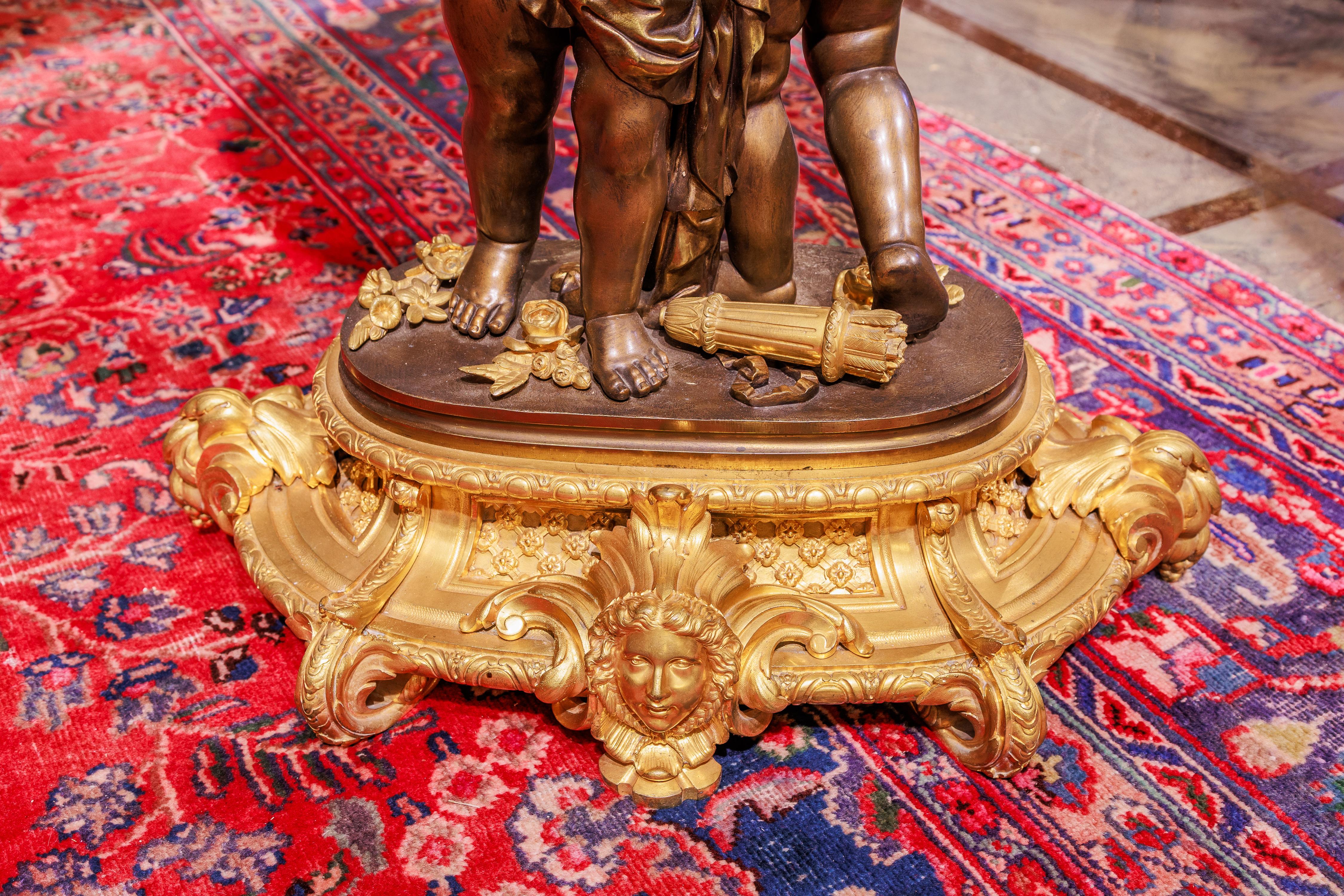 Table de guéridon du XIXe siècle en bronze et bronze doré, à base de chérubins. Grands angelots en bronze fin sur une base en bronze doré soutenant un plateau en malachite. Attribué à Henri Picard
